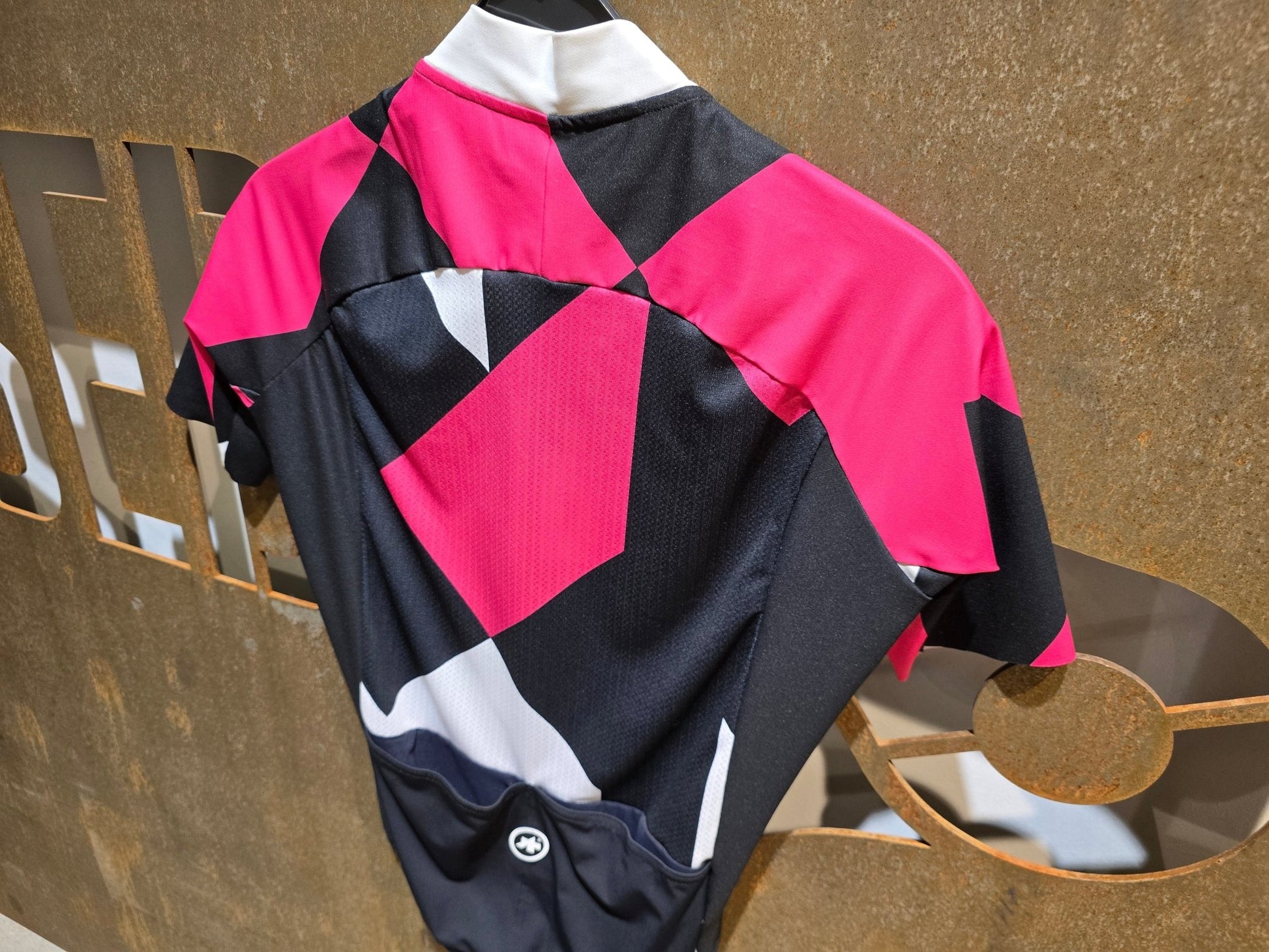 Trikot Damen von Assos, ASSOS FASTLANE ROCK SS JERSEY / KURZARM TRIKOT / DAMEN in variant_title vor USEDBIKES - OB.DE Hintergrund