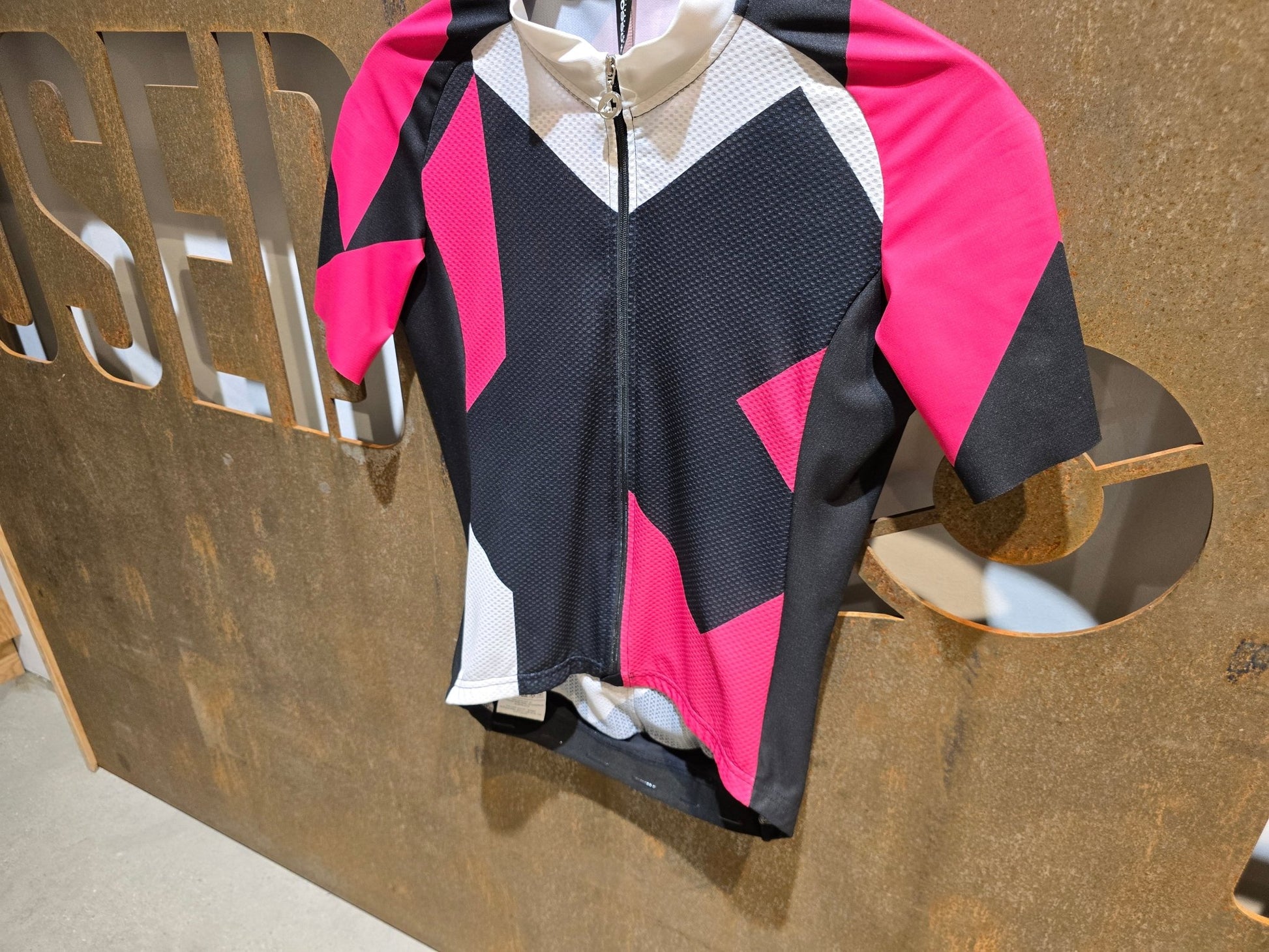 Trikot Damen von Assos, ASSOS FASTLANE ROCK SS JERSEY / KURZARM TRIKOT / DAMEN in variant_title vor USEDBIKES - OB.DE Hintergrund