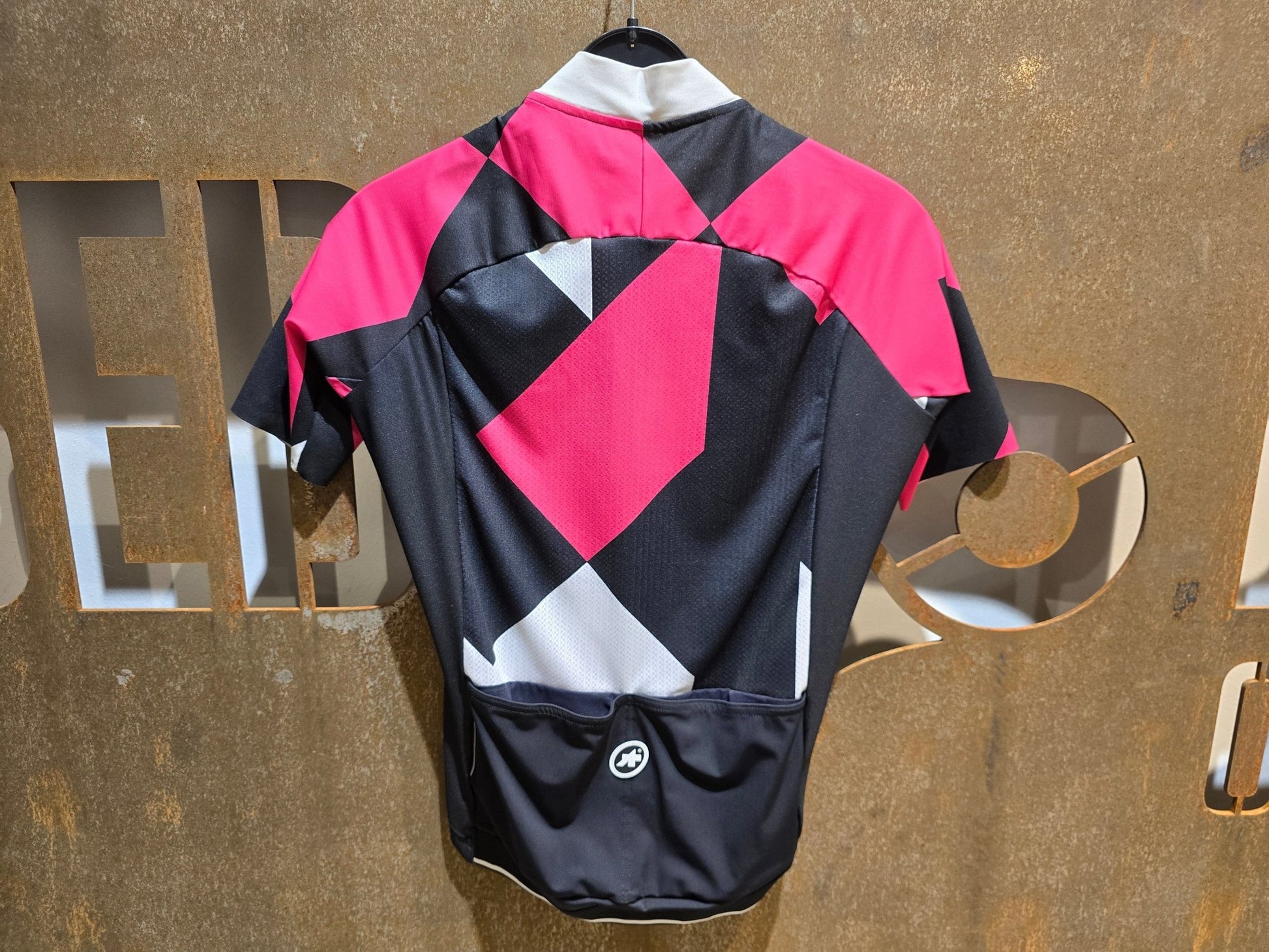 Trikot Damen von Assos, ASSOS FASTLANE ROCK SS JERSEY / KURZARM TRIKOT / DAMEN in variant_title vor USEDBIKES - OB.DE Hintergrund