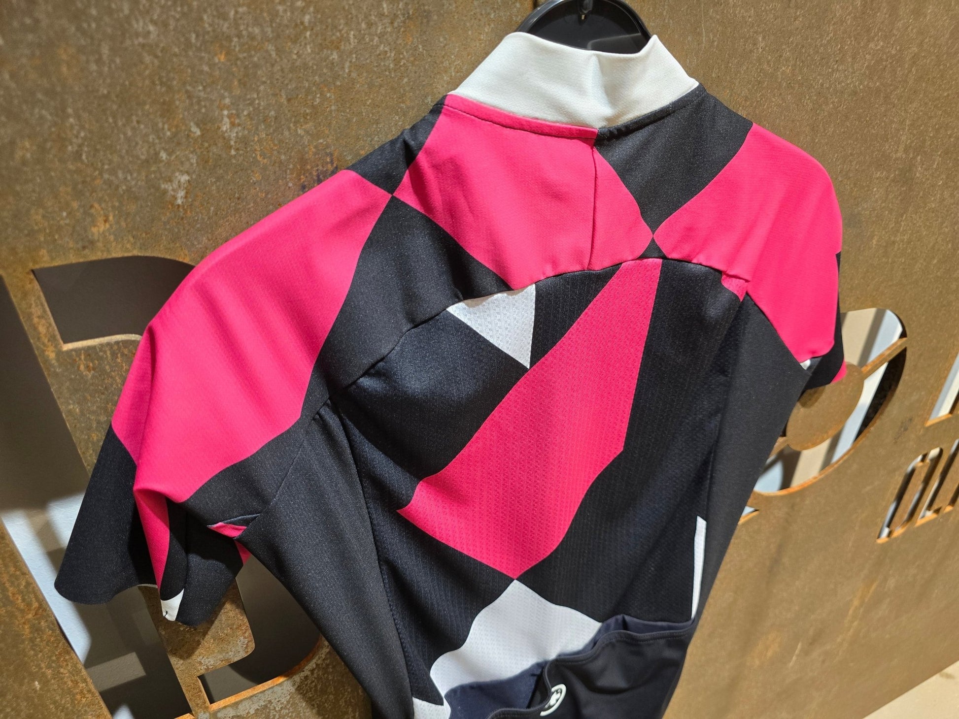 Trikot Damen von Assos, ASSOS FASTLANE ROCK SS JERSEY / KURZARM TRIKOT / DAMEN in variant_title vor USEDBIKES - OB.DE Hintergrund