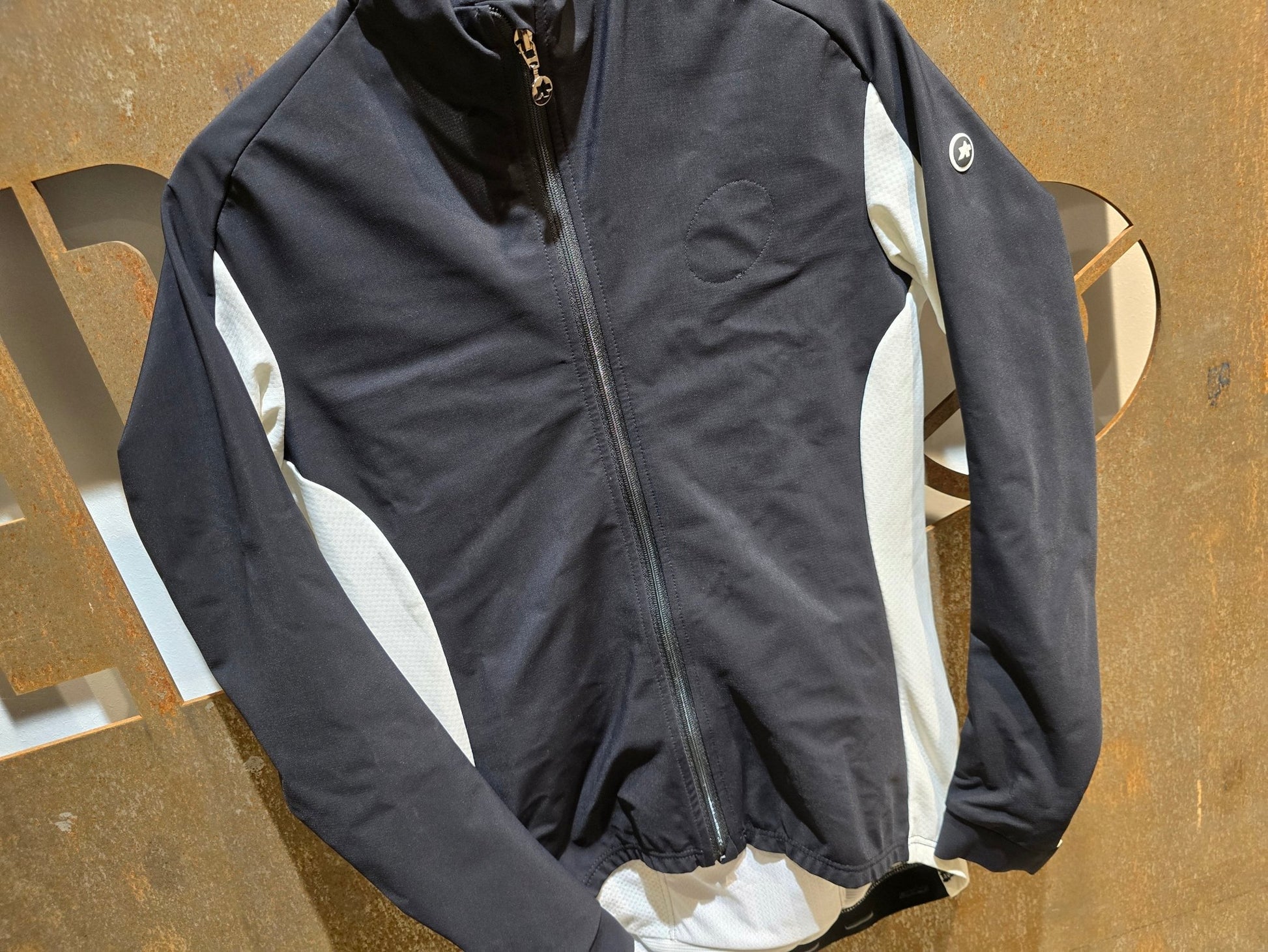 Winterjacken Damen von Assos, ASSOS HABU JACKET LAALALAI / THERMO JACKE / DAMEN in variant_title vor USEDBIKES - OB.DE Hintergrund