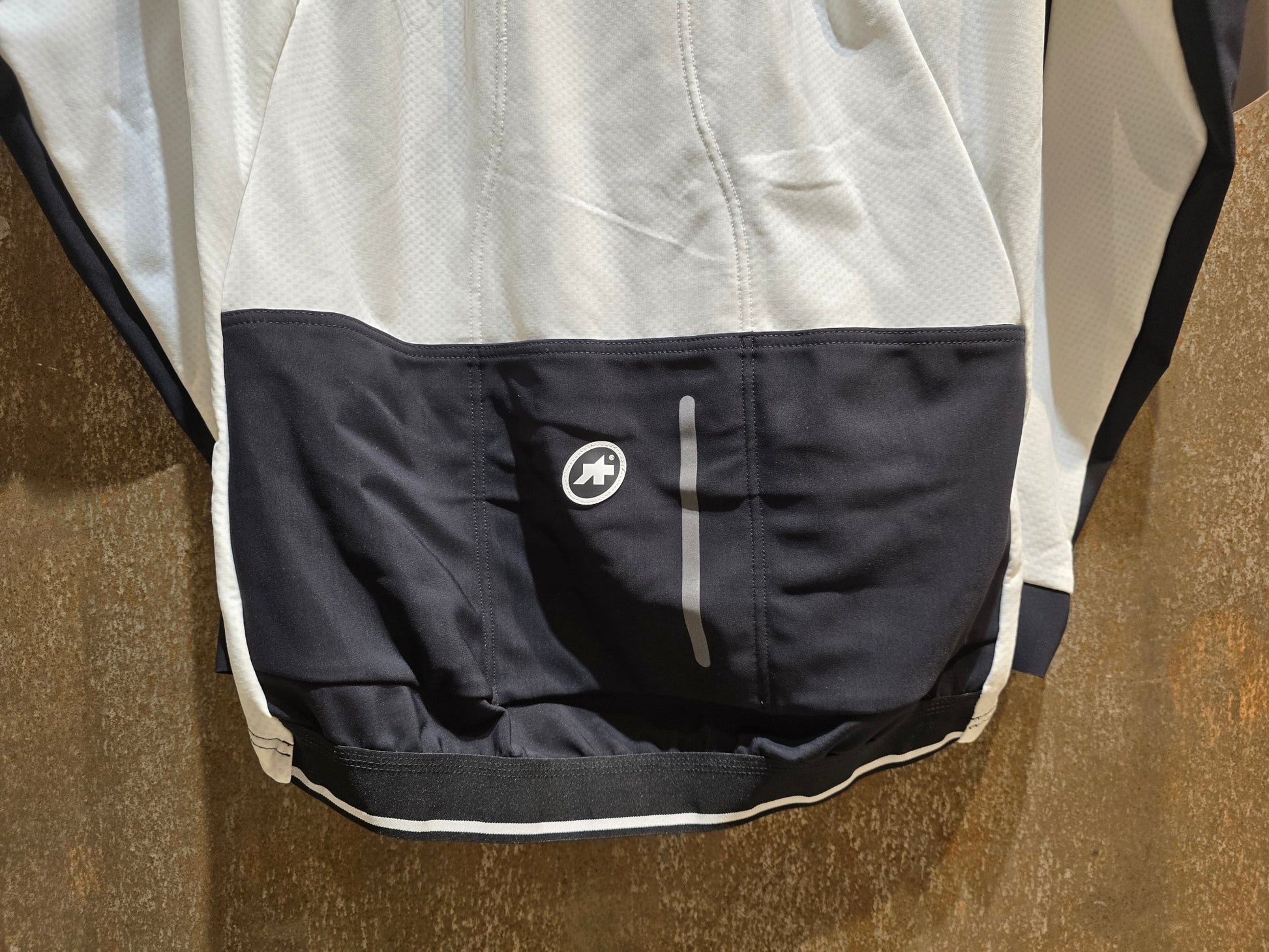 Winterjacken Damen von Assos, ASSOS HABU JACKET LAALALAI / THERMO JACKE / DAMEN in variant_title vor USEDBIKES - OB.DE Hintergrund