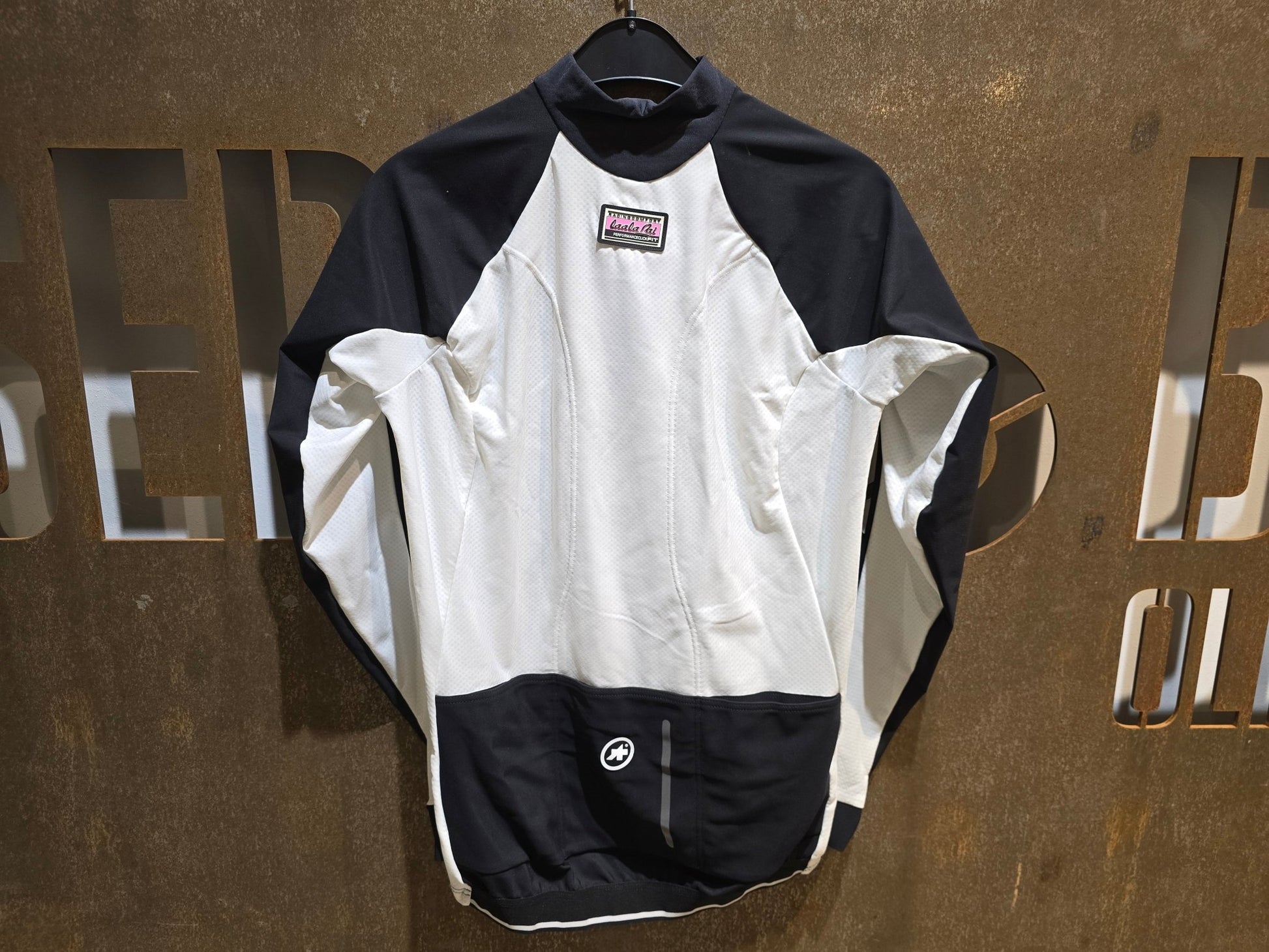 Winterjacken Damen von Assos, ASSOS HABU JACKET LAALALAI / THERMO JACKE / DAMEN in variant_title vor USEDBIKES - OB.DE Hintergrund