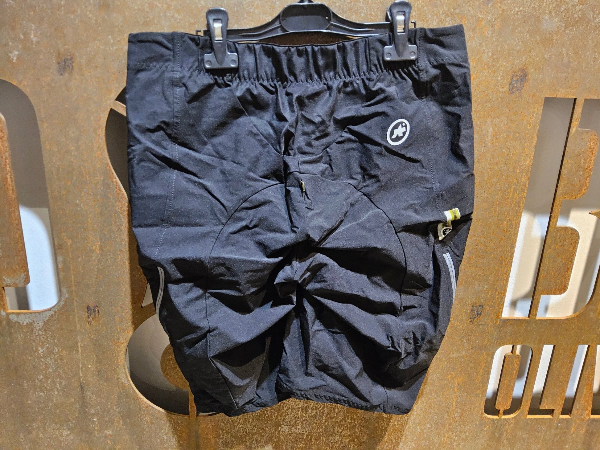 Hosen Damen von Assos, ASSOS HLAALALAI CARGO SHORTS S7 / KURZE HOSE / DAMEN / BLACK SERIES in variant_title vor USEDBIKES - OB.DE Hintergrund