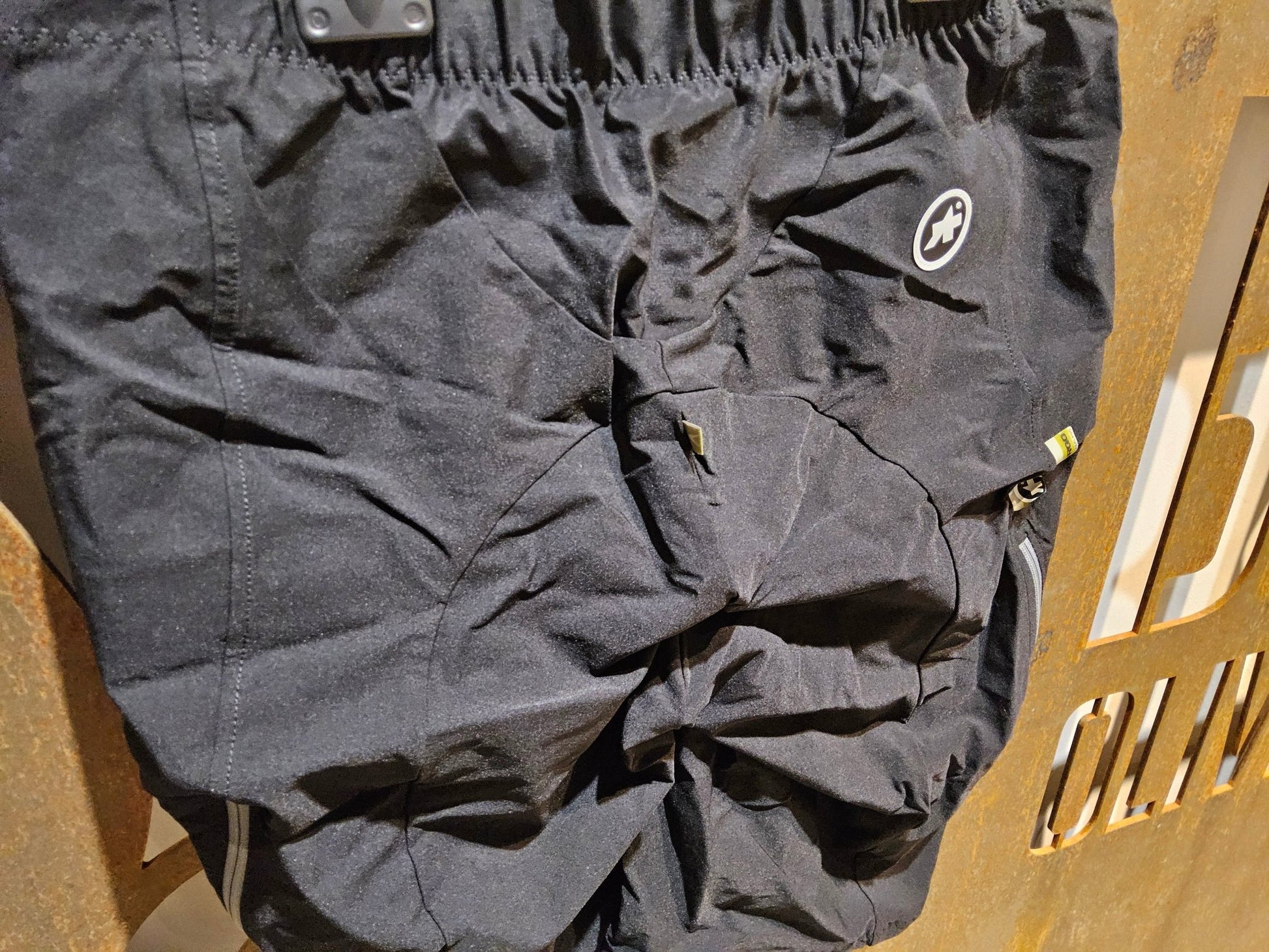 Hosen Damen von Assos, ASSOS HLAALALAI CARGO SHORTS S7 / KURZE HOSE / DAMEN / BLACK SERIES in variant_title vor USEDBIKES - OB.DE Hintergrund