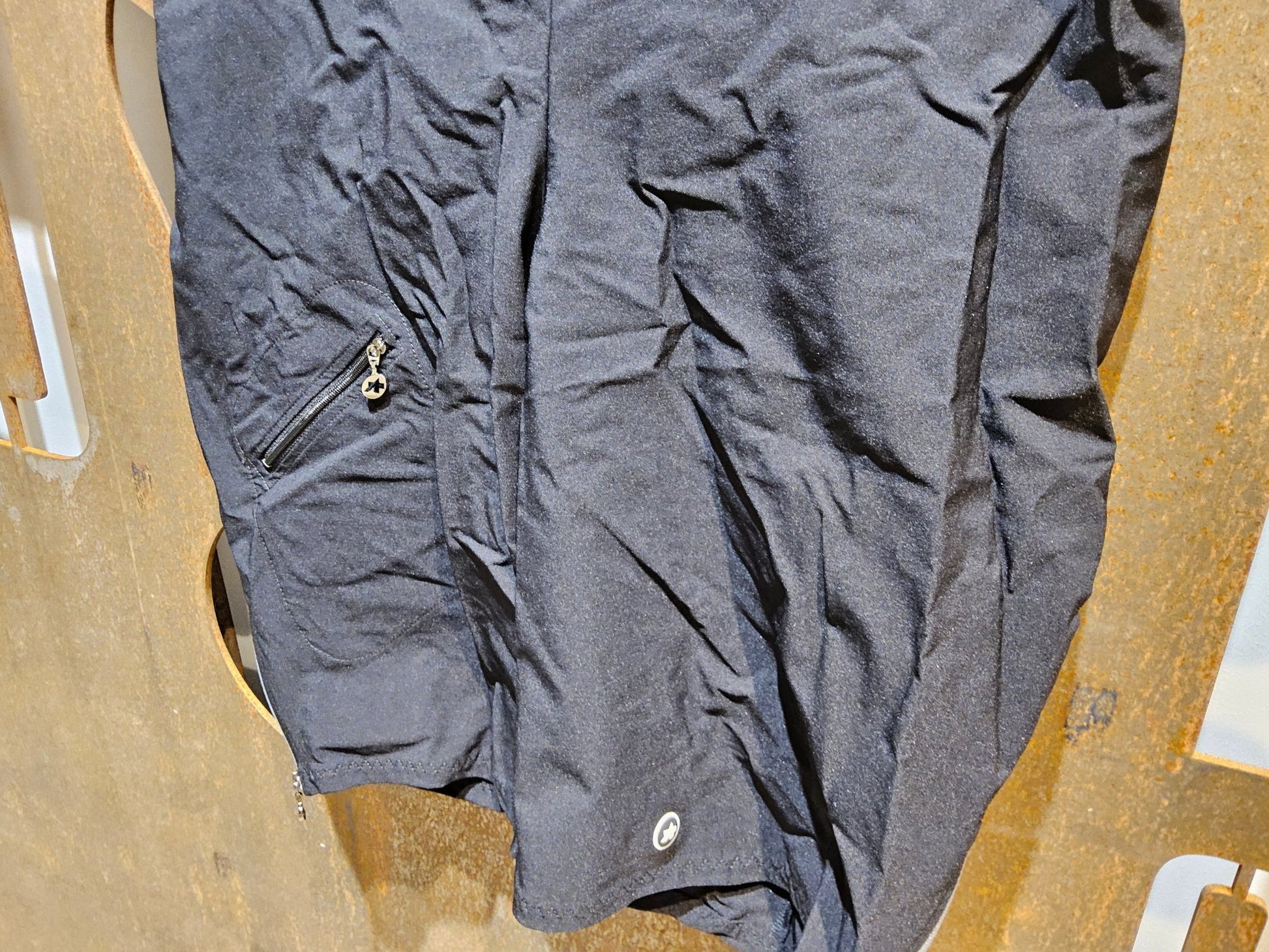 Hosen Damen von Assos, ASSOS HLAALALAI CARGO SHORTS S7 / KURZE HOSE / DAMEN / BLACK SERIES in variant_title vor USEDBIKES - OB.DE Hintergrund