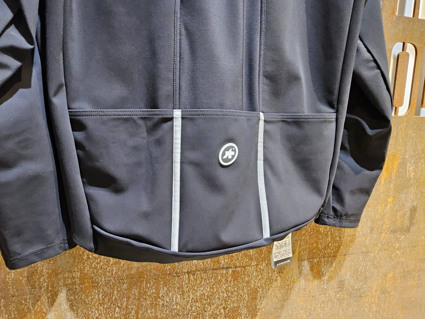 Winterjacken Herren von Assos, ASSOS MILLE GT ULTRAZ WINTER JACKET EVO / JACKE / HERREN / BLACK SERIES in variant_title vor USEDBIKES - OB.DE Hintergrund