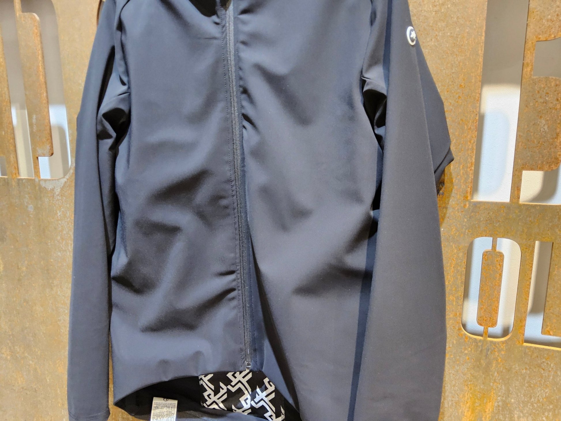 Winterjacken Herren von Assos, ASSOS MILLE GT ULTRAZ WINTER JACKET EVO / JACKE / HERREN / BLACK SERIES in variant_title vor USEDBIKES - OB.DE Hintergrund