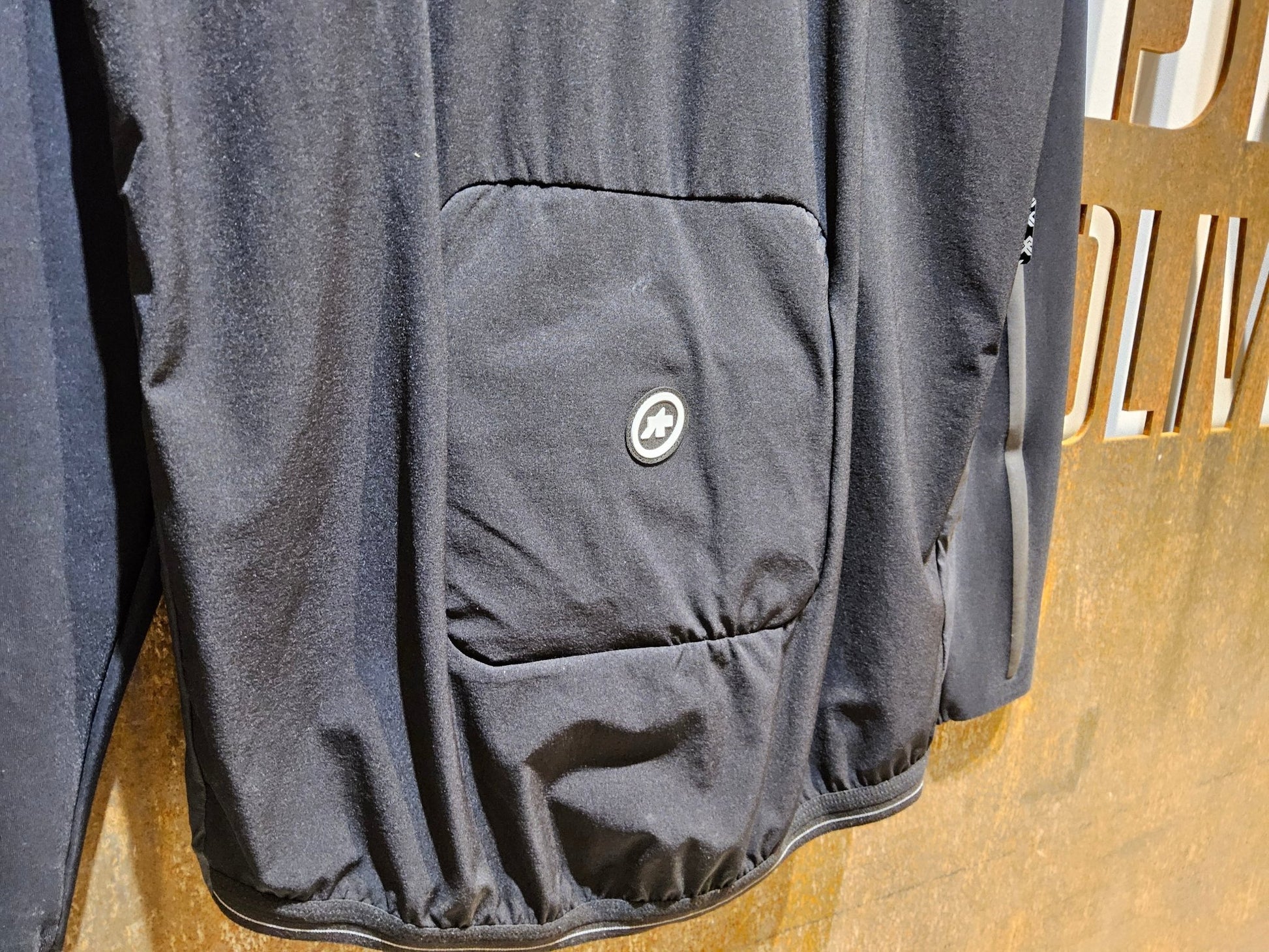 Winterjacken Herren von Assos, ASSOS MILLE GTC LÖWENKRALLE JACKET C2 / JACKE / HERREN / BLACK SERIES in variant_title vor USEDBIKES - OB.DE Hintergrund