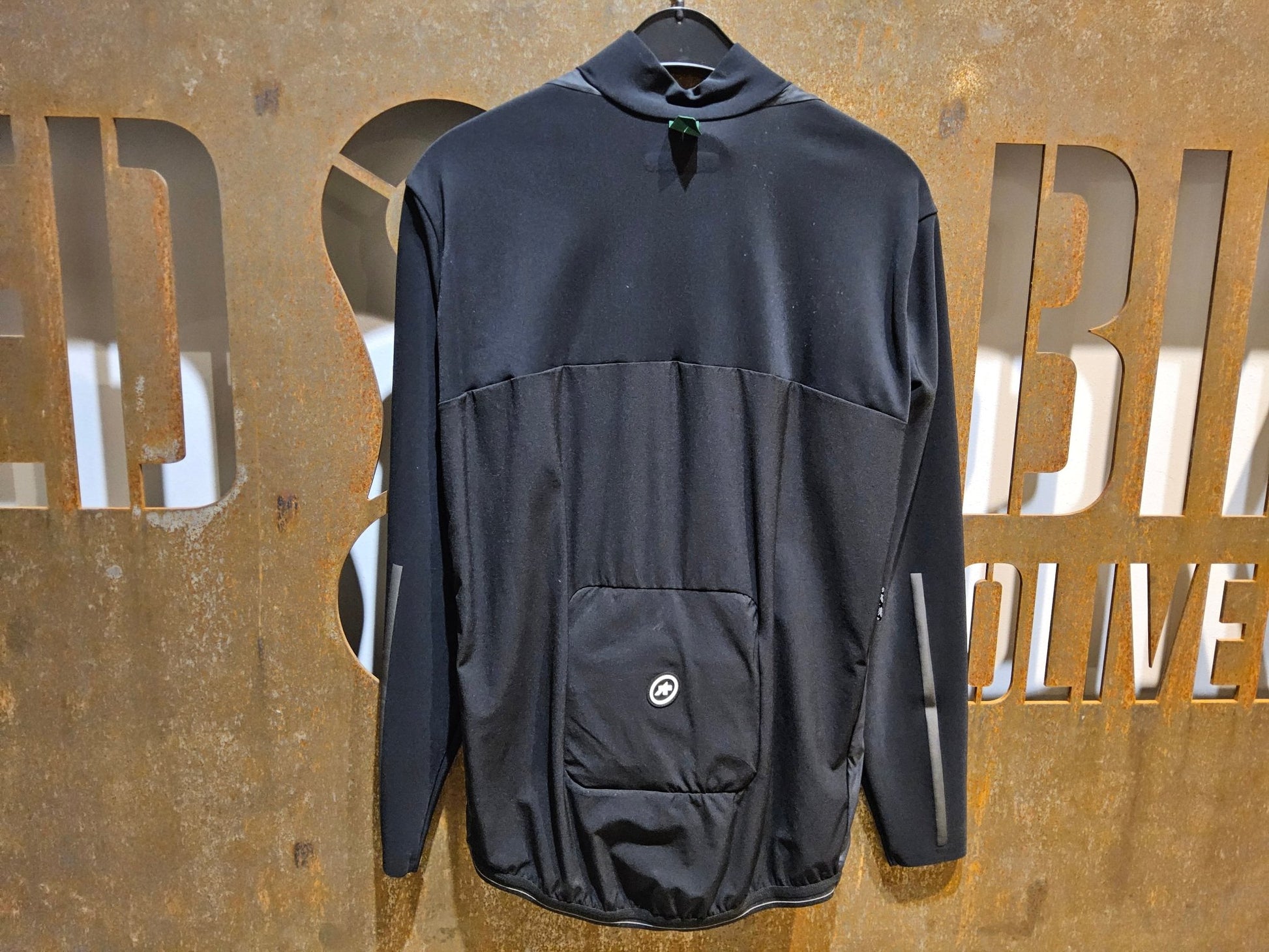 Winterjacken Herren von Assos, ASSOS MILLE GTC LÖWENKRALLE JACKET C2 / JACKE / HERREN / BLACK SERIES in variant_title vor USEDBIKES - OB.DE Hintergrund