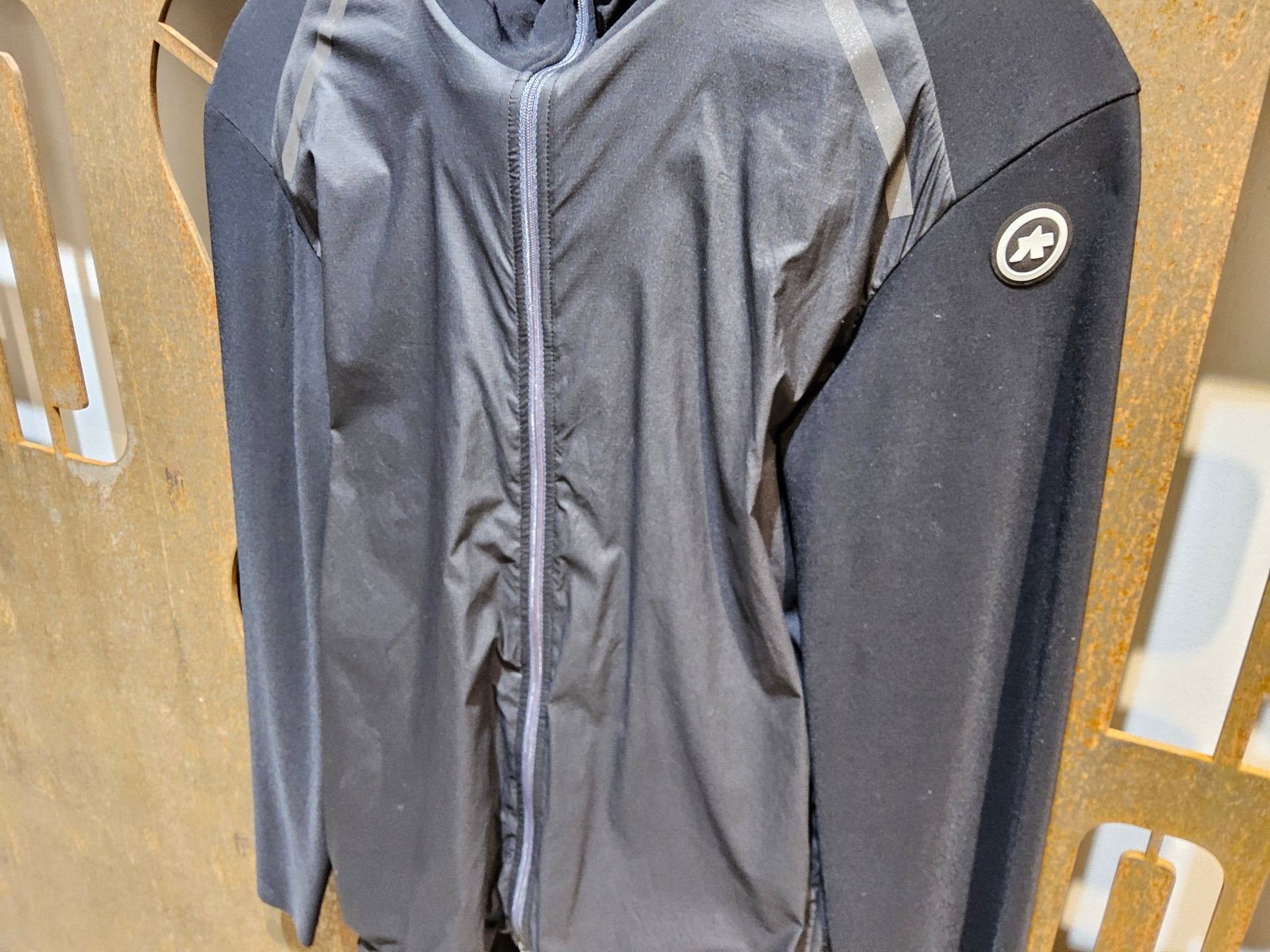 Winterjacken Herren von Assos, ASSOS MILLE GTC LÖWENKRALLE JACKET C2 / JACKE / HERREN / BLACK SERIES in variant_title vor USEDBIKES - OB.DE Hintergrund