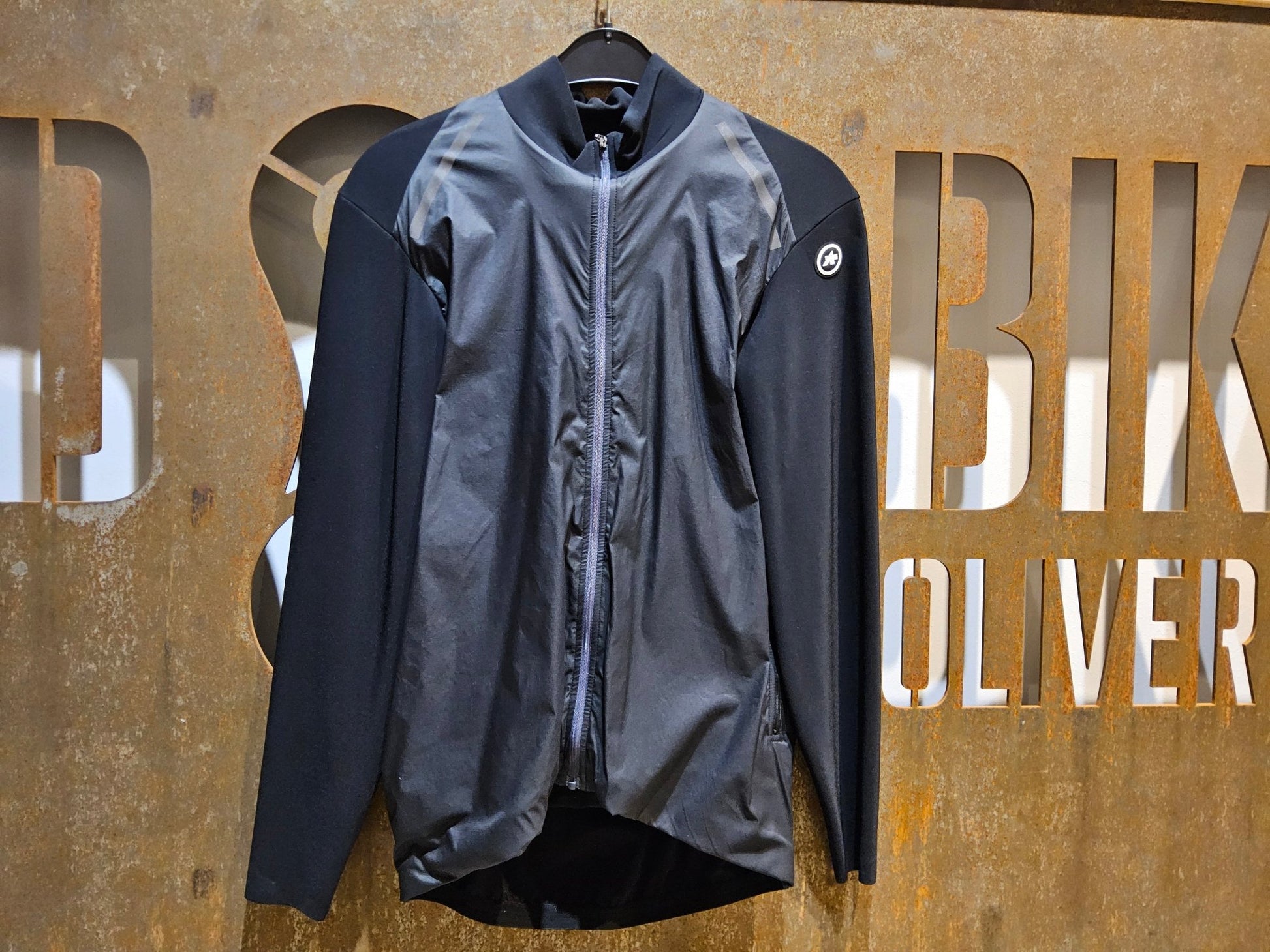 Winterjacken Herren von Assos, ASSOS MILLE GTC LÖWENKRALLE JACKET C2 / JACKE / HERREN / BLACK SERIES in variant_title vor USEDBIKES - OB.DE Hintergrund