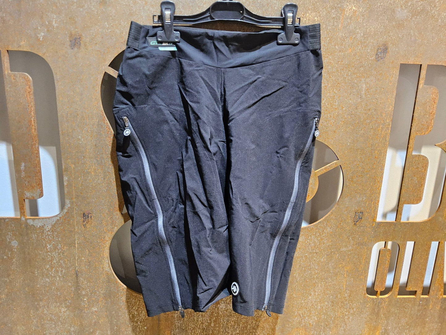 Hosen Herren von Assos, ASSOS MILLE GTC ZEPPELIN CARGO SHORTS C2 / KURZE HOSE / HERREN / BLACK SERIES in variant_title vor USEDBIKES - OB.DE Hintergrund