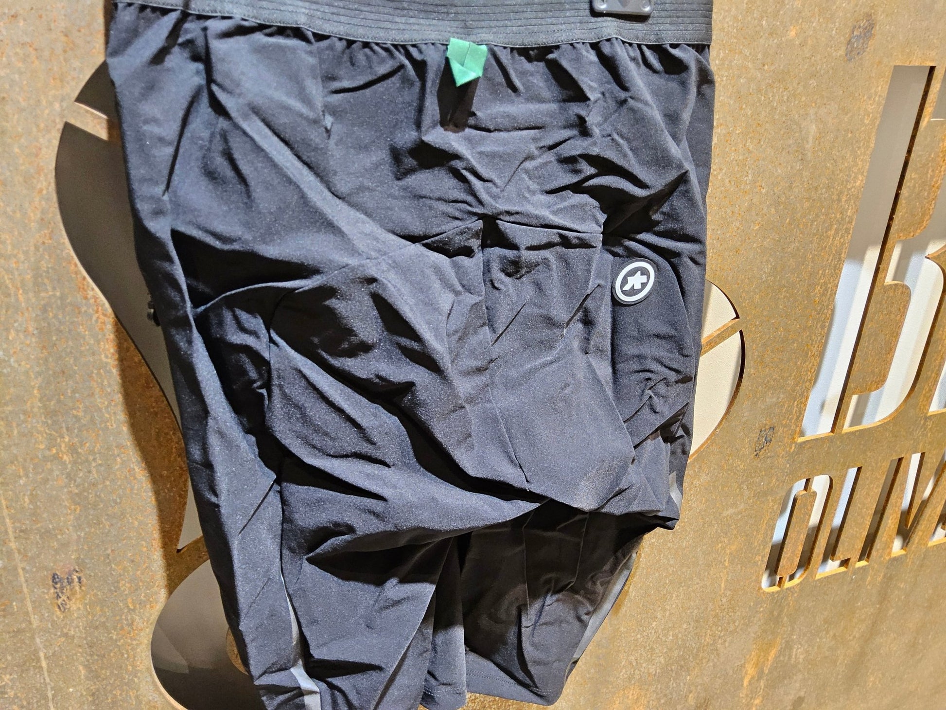 Hosen Herren von Assos, ASSOS MILLE GTC ZEPPELIN CARGO SHORTS C2 / KURZE HOSE / HERREN / BLACK SERIES in variant_title vor USEDBIKES - OB.DE Hintergrund