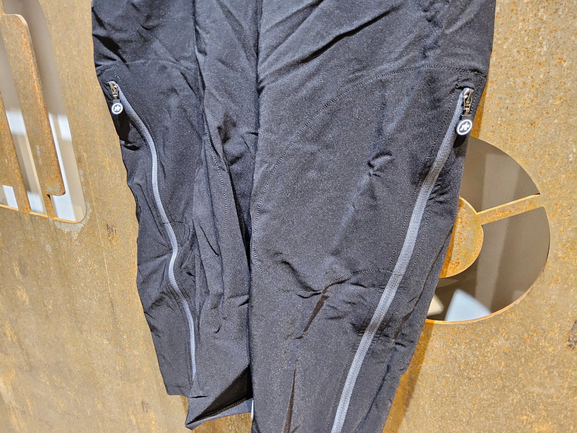 Hosen Herren von Assos, ASSOS MILLE GTC ZEPPELIN CARGO SHORTS C2 / KURZE HOSE / HERREN / BLACK SERIES in variant_title vor USEDBIKES - OB.DE Hintergrund