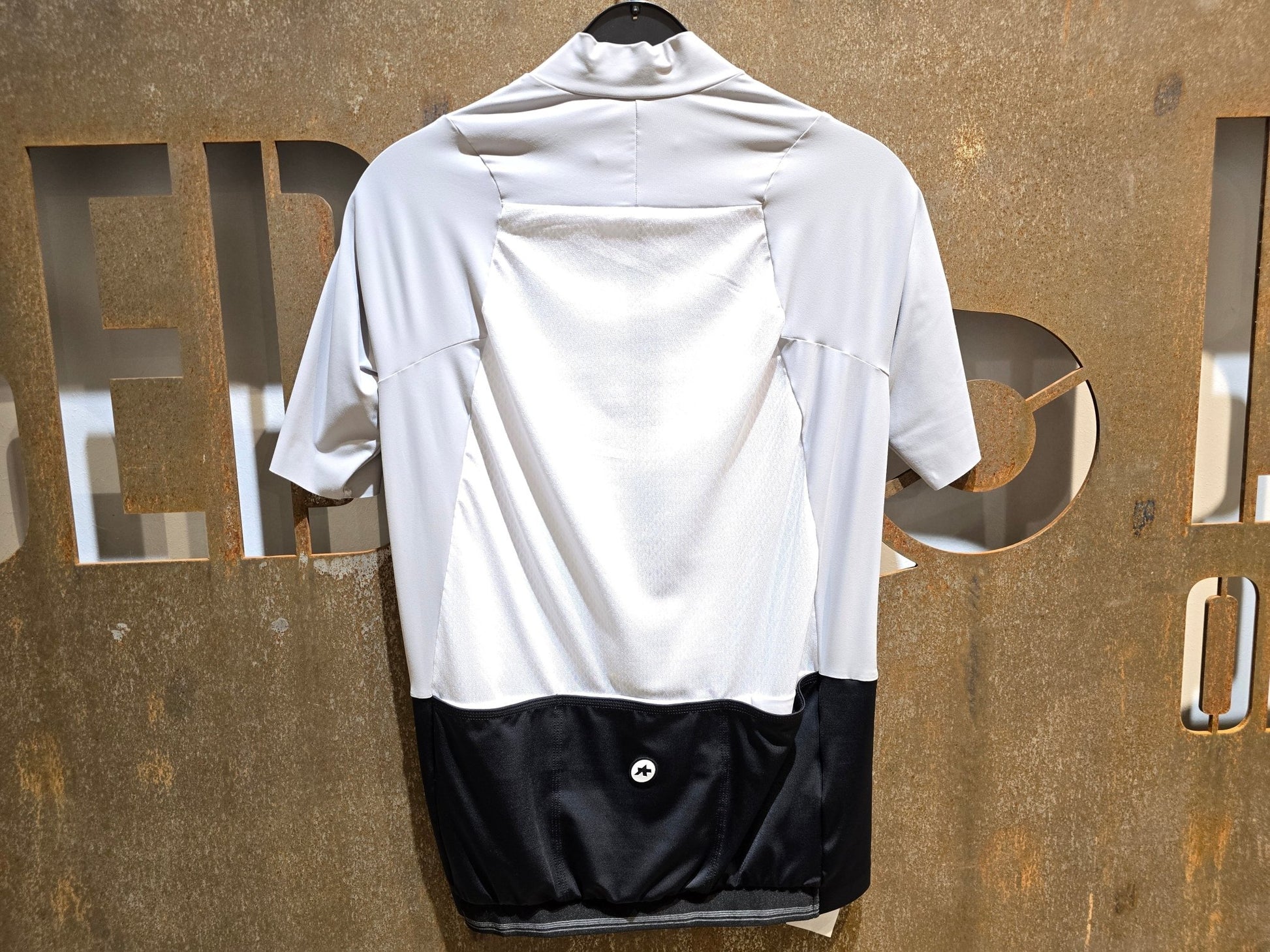 Trikot Herren von Assos, ASSOS MILLE GTS JERSEY C2 / KURZARM TRIKOT / HERREN in variant_title vor USEDBIKES - OB.DE Hintergrund