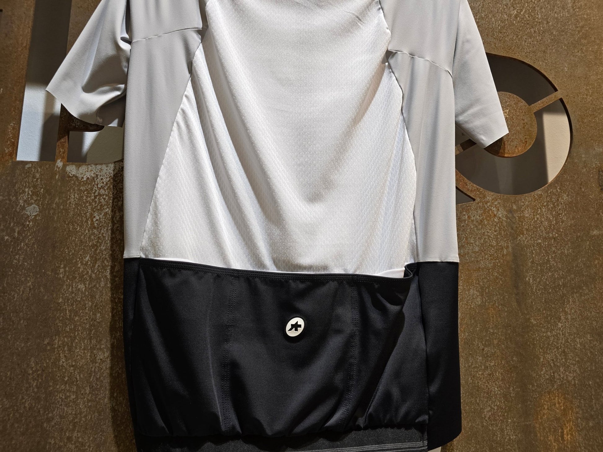 Trikot Herren von Assos, ASSOS MILLE GTS JERSEY C2 / KURZARM TRIKOT / HERREN in variant_title vor USEDBIKES - OB.DE Hintergrund