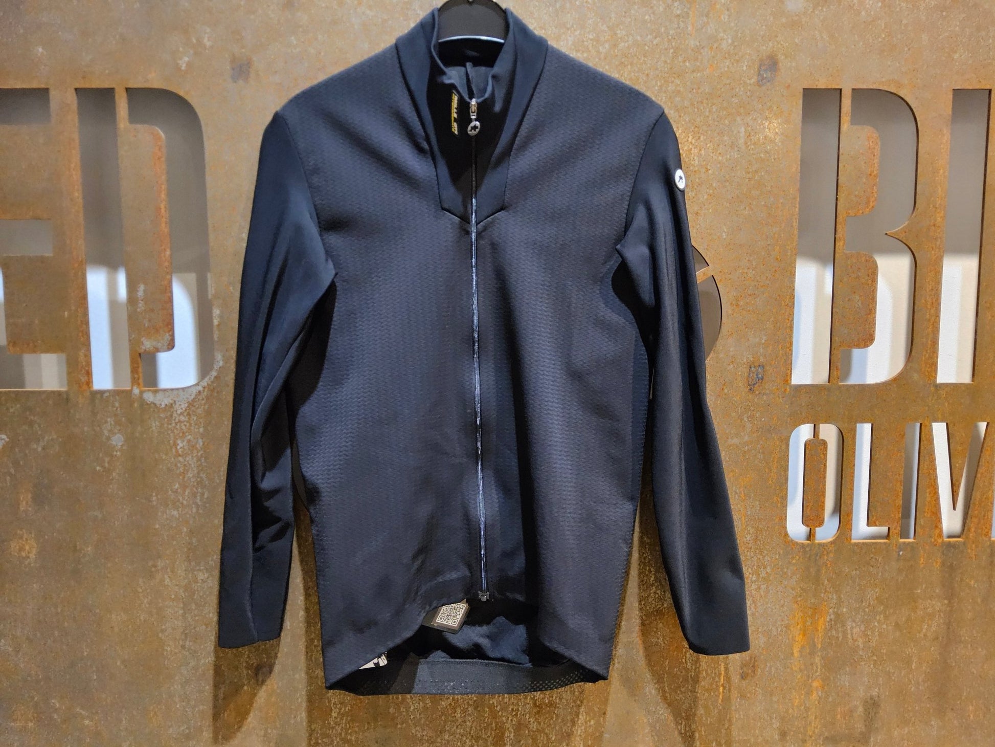 Winterjacken Herren von Assos, ASSOS MILLE GTS SPRING FALL JACKET C2 / JACKE / HERREN / BLACK SERIES in variant_title vor USEDBIKES - OB.DE Hintergrund