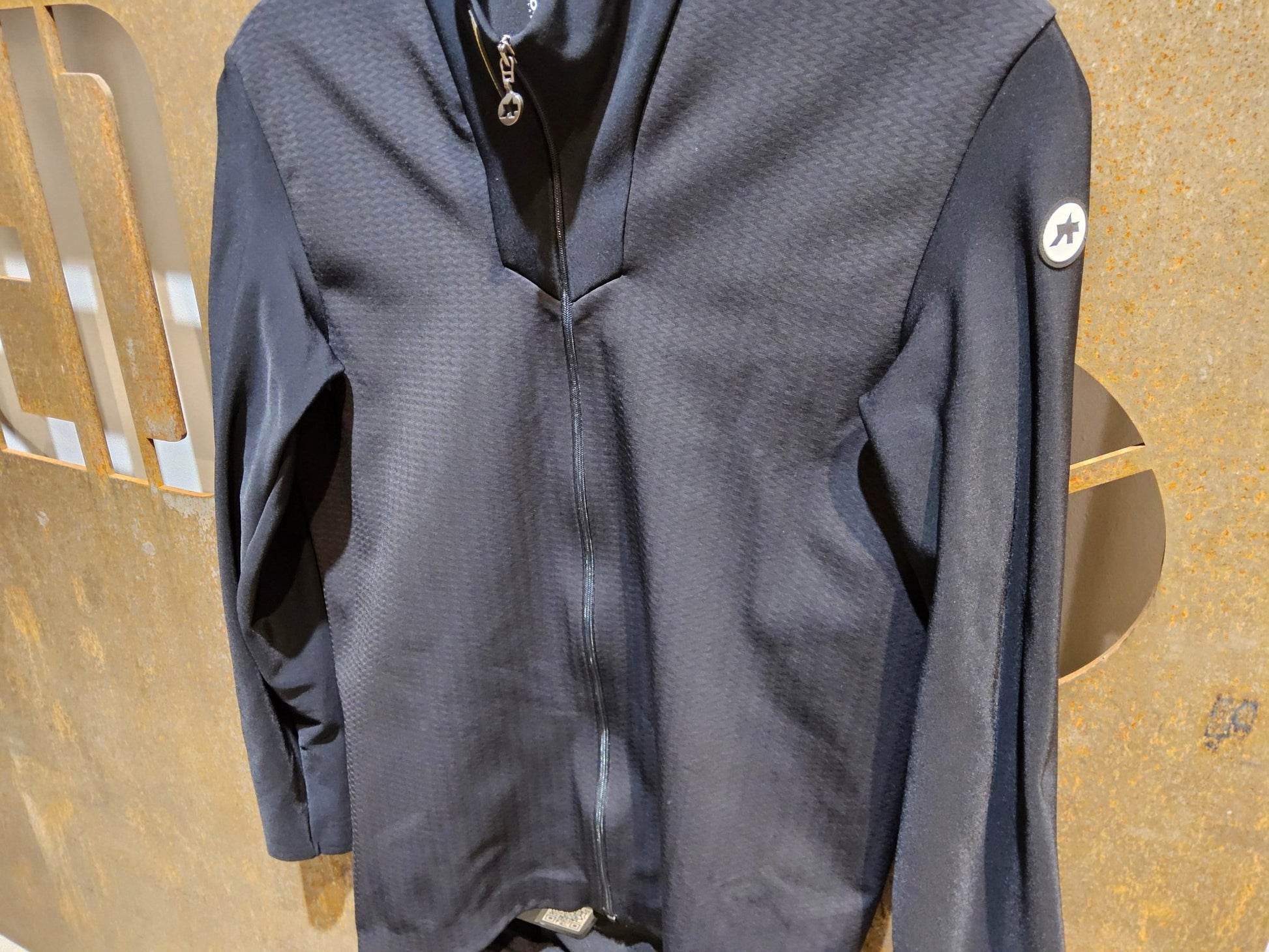 Winterjacken Herren von Assos, ASSOS MILLE GTS SPRING FALL JACKET C2 / JACKE / HERREN / BLACK SERIES in variant_title vor USEDBIKES - OB.DE Hintergrund