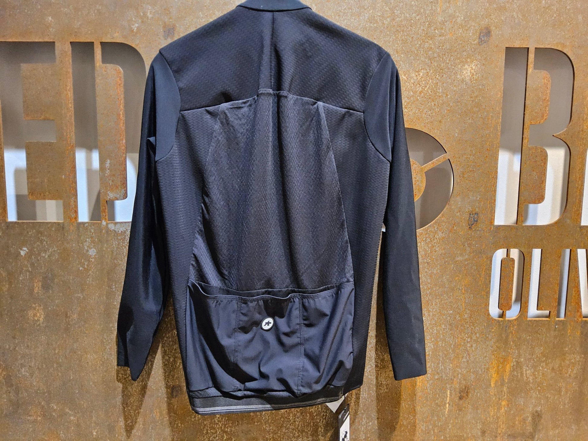 Winterjacken Herren von Assos, ASSOS MILLE GTS SPRING FALL JACKET C2 / JACKE / HERREN / BLACK SERIES in variant_title vor USEDBIKES - OB.DE Hintergrund