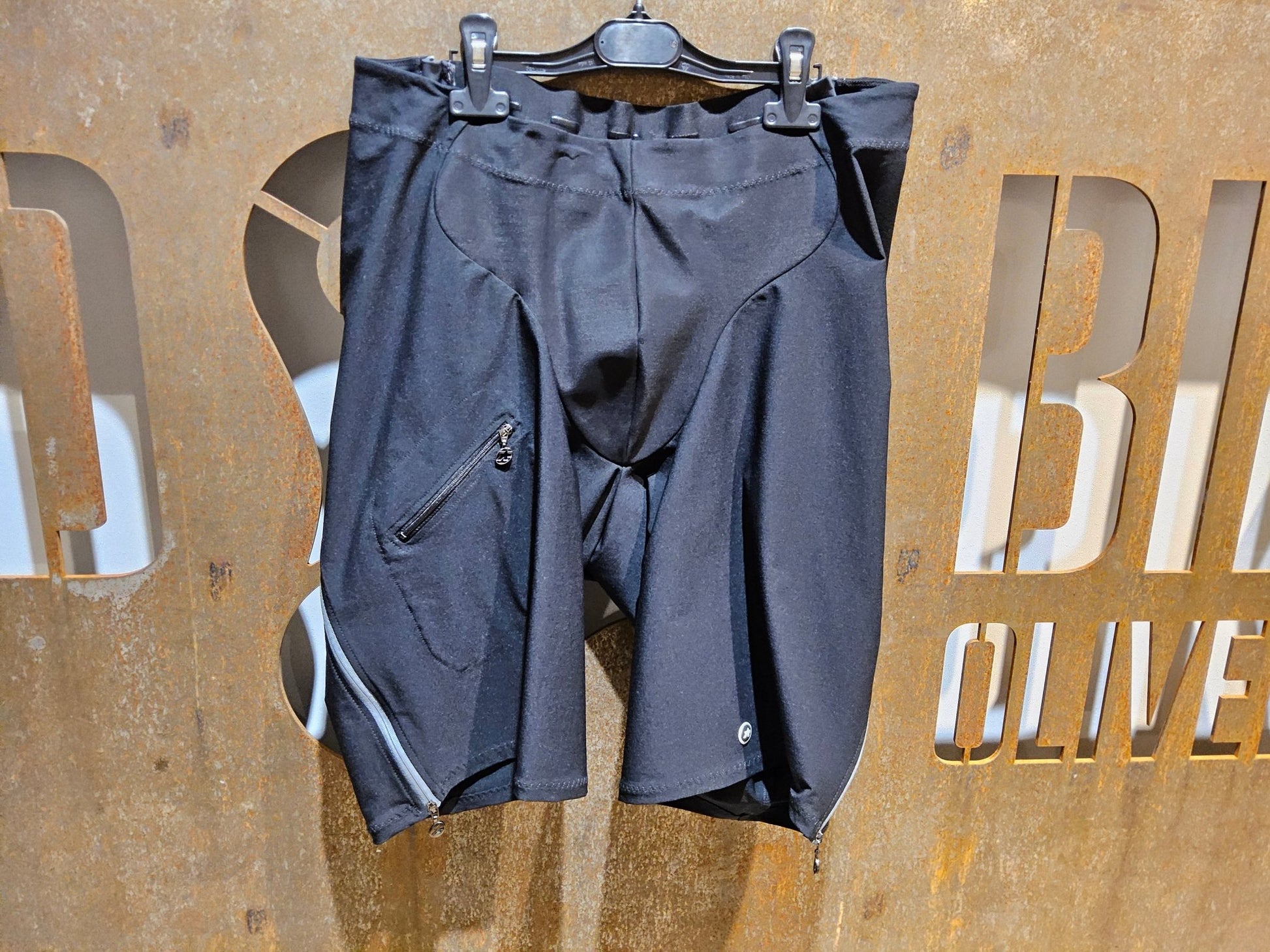 Hosen Herren von Assos, ASSOS RALLY CARGO SHORTS / KURZE HOSE / HERREN / TORPEDO GREY in variant_title vor USEDBIKES - OB.DE Hintergrund