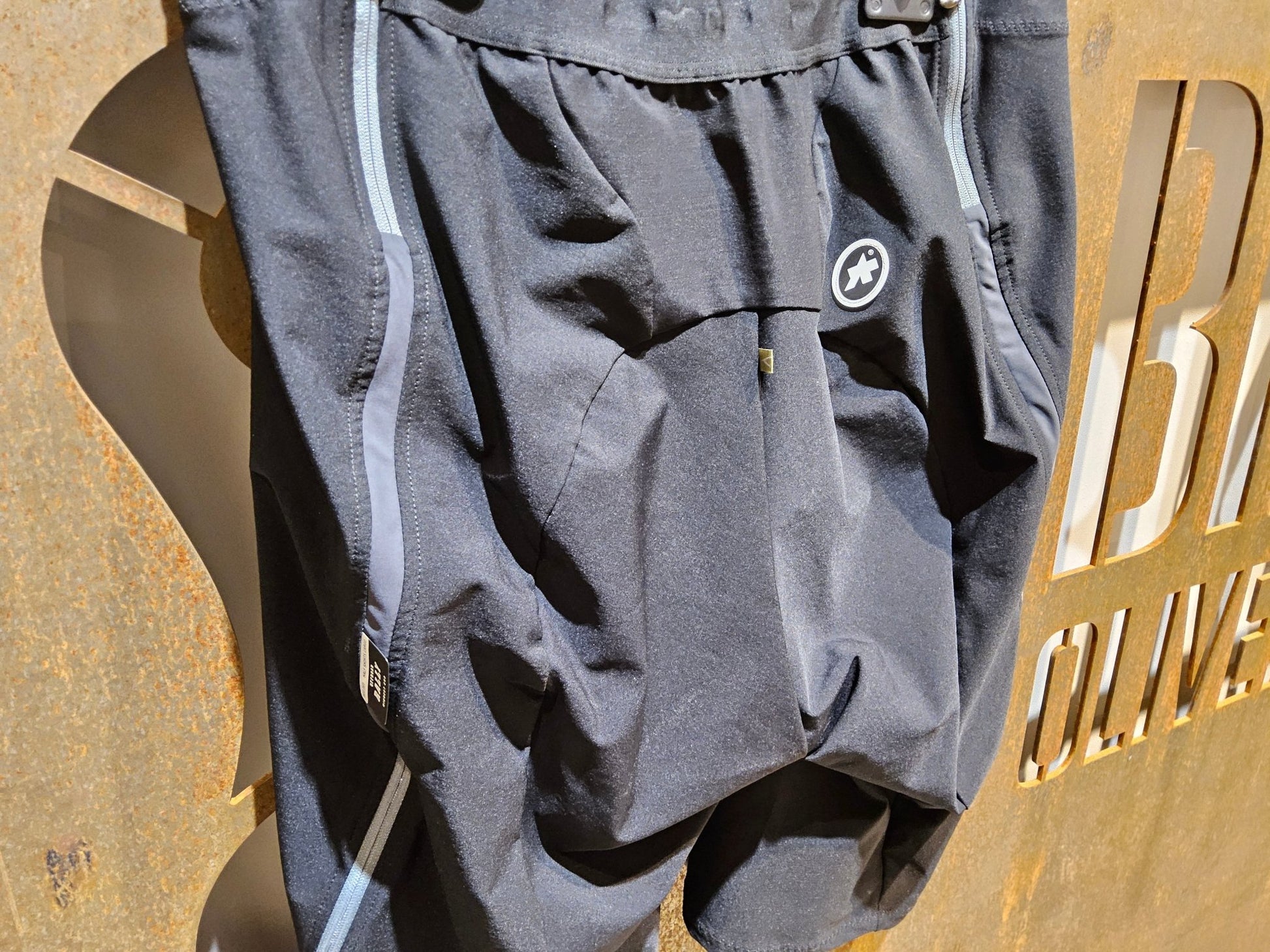 Hosen Herren von Assos, ASSOS RALLY CARGO SHORTS / KURZE HOSE / HERREN / TORPEDO GREY in variant_title vor USEDBIKES - OB.DE Hintergrund