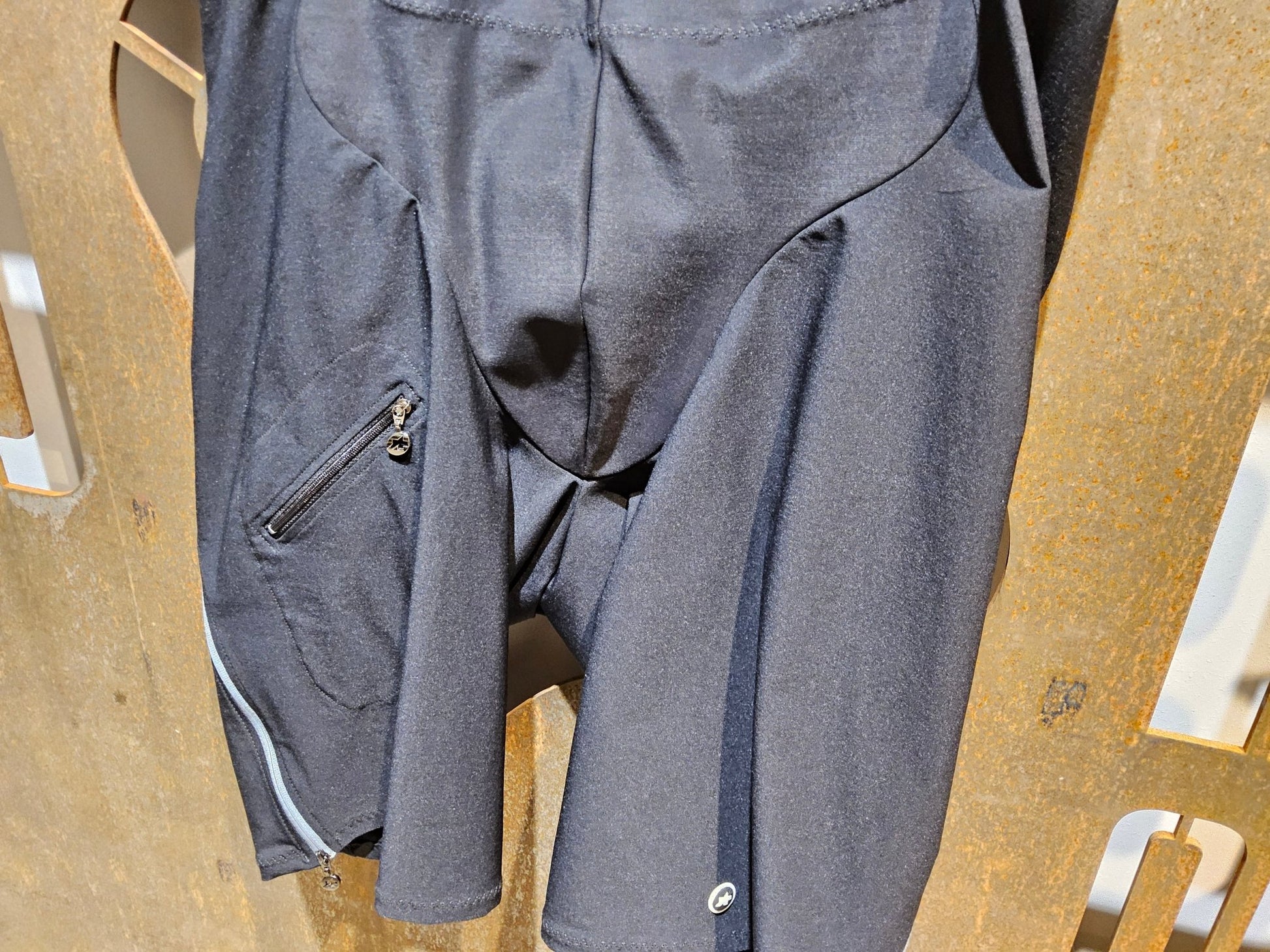 Hosen Herren von Assos, ASSOS RALLY CARGO SHORTS / KURZE HOSE / HERREN / TORPEDO GREY in variant_title vor USEDBIKES - OB.DE Hintergrund