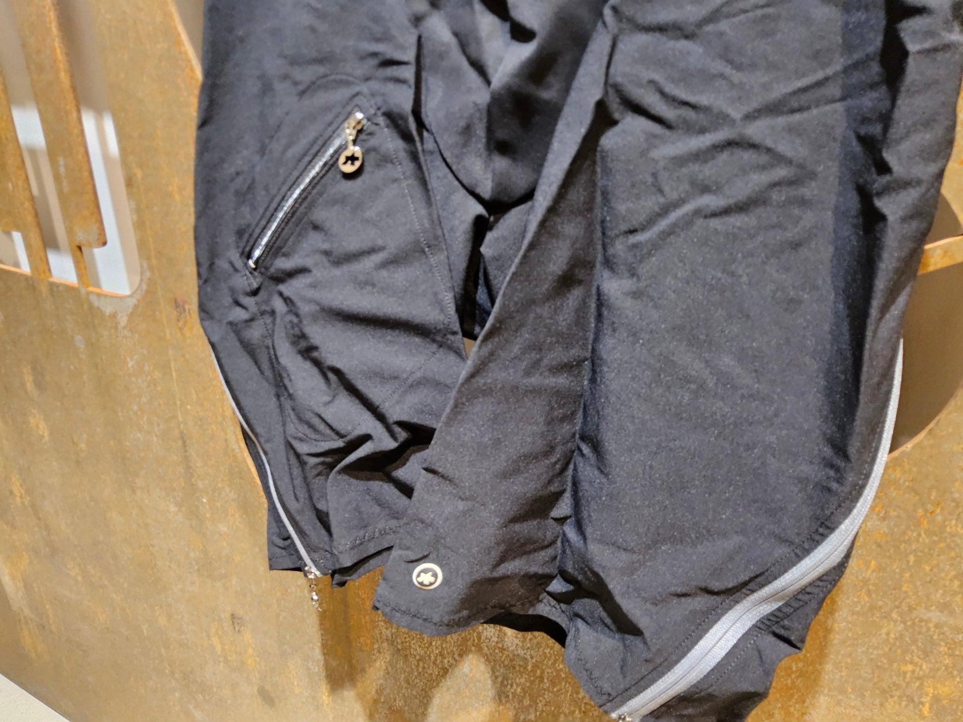 Hosen Herren von Assos, ASSOS RALLY CARGO SHORTS / KURZE HOSE / HERREN / TORPEDO GREY in variant_title vor USEDBIKES - OB.DE Hintergrund