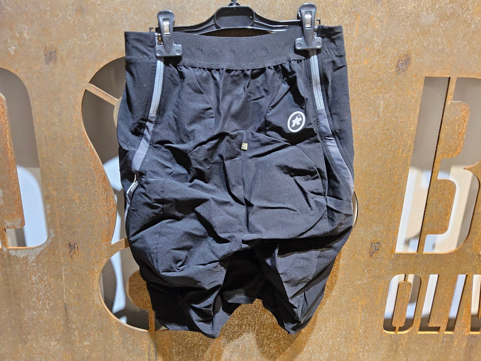 Hosen Herren von Assos, ASSOS RALLY CARGO SHORTS / KURZE HOSE / HERREN / TORPEDO GREY in variant_title vor USEDBIKES - OB.DE Hintergrund