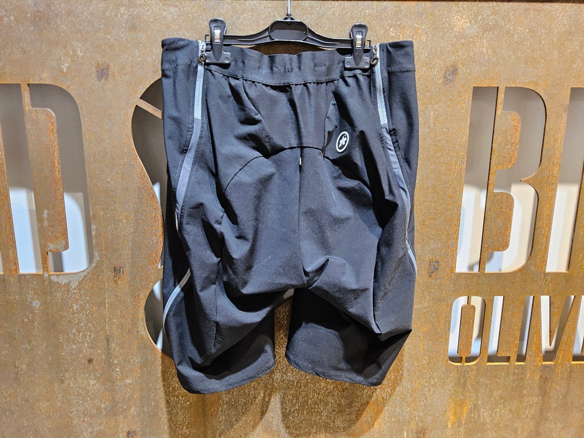 Hosen Herren von Assos, ASSOS RALLY CARGO SHORTS / KURZE HOSE / HERREN / TORPEDO GREY in variant_title vor USEDBIKES - OB.DE Hintergrund