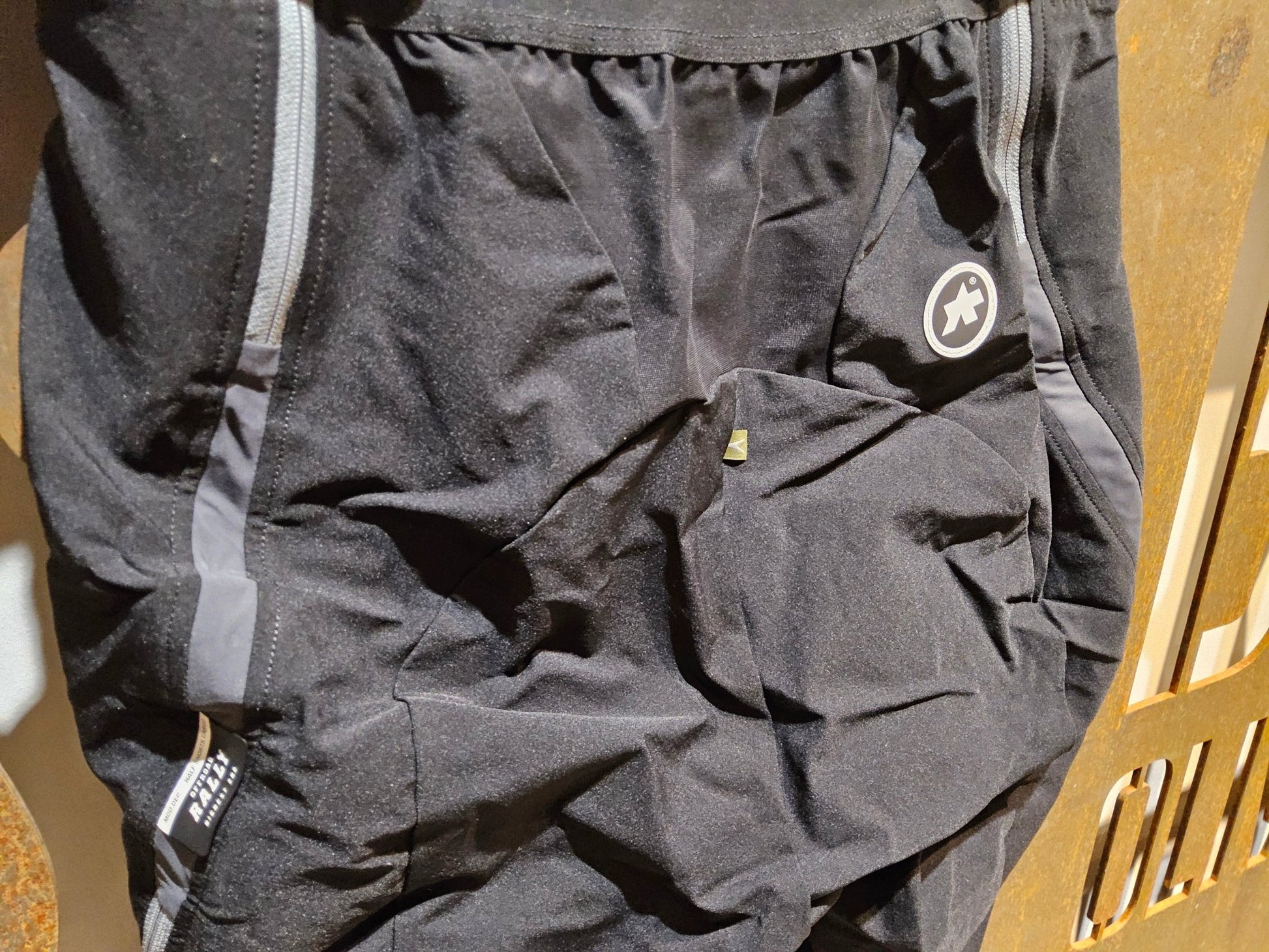 Hosen Herren von Assos, ASSOS RALLY CARGO SHORTS / KURZE HOSE / HERREN / TORPEDO GREY in variant_title vor USEDBIKES - OB.DE Hintergrund