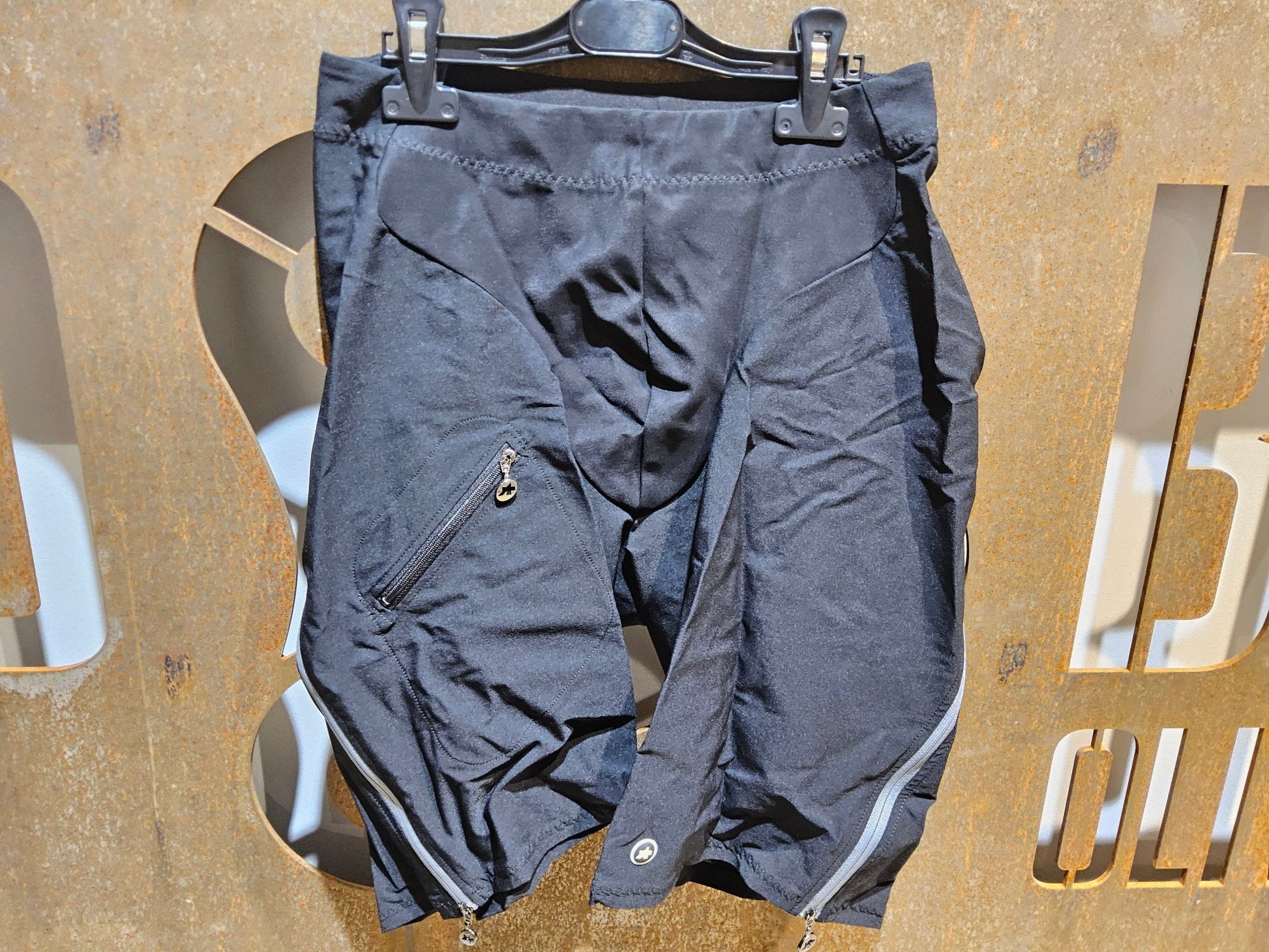 Hosen Herren von Assos, ASSOS RALLY CARGO SHORTS / KURZE HOSE / HERREN / TORPEDO GREY in variant_title vor USEDBIKES - OB.DE Hintergrund