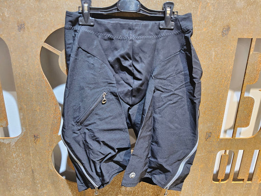 Hosen Herren von Assos, ASSOS RALLY CARGO SHORTS / KURZE HOSE / HERREN / TORPEDO GREY in variant_title vor USEDBIKES - OB.DE Hintergrund