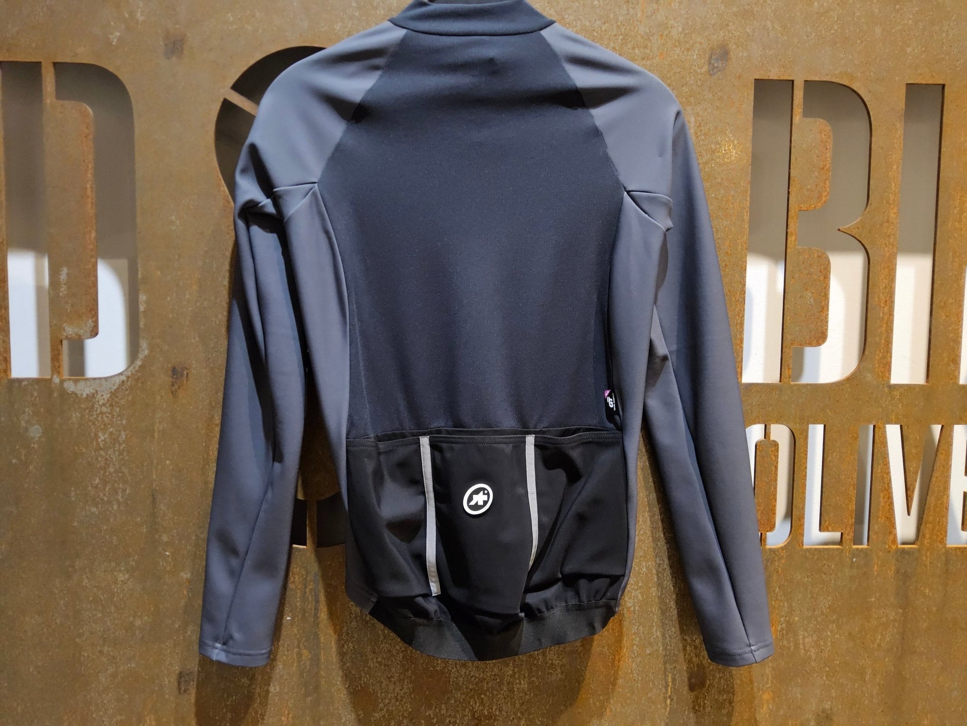 Langarm Trikot Damen von Assos, ASSOS UMA GT SPRING FALL LS JERSEY / LANGARM TRIKOT / DAMEN / TORPEDO GREY in variant_title vor USEDBIKES - OB.DE Hintergrund