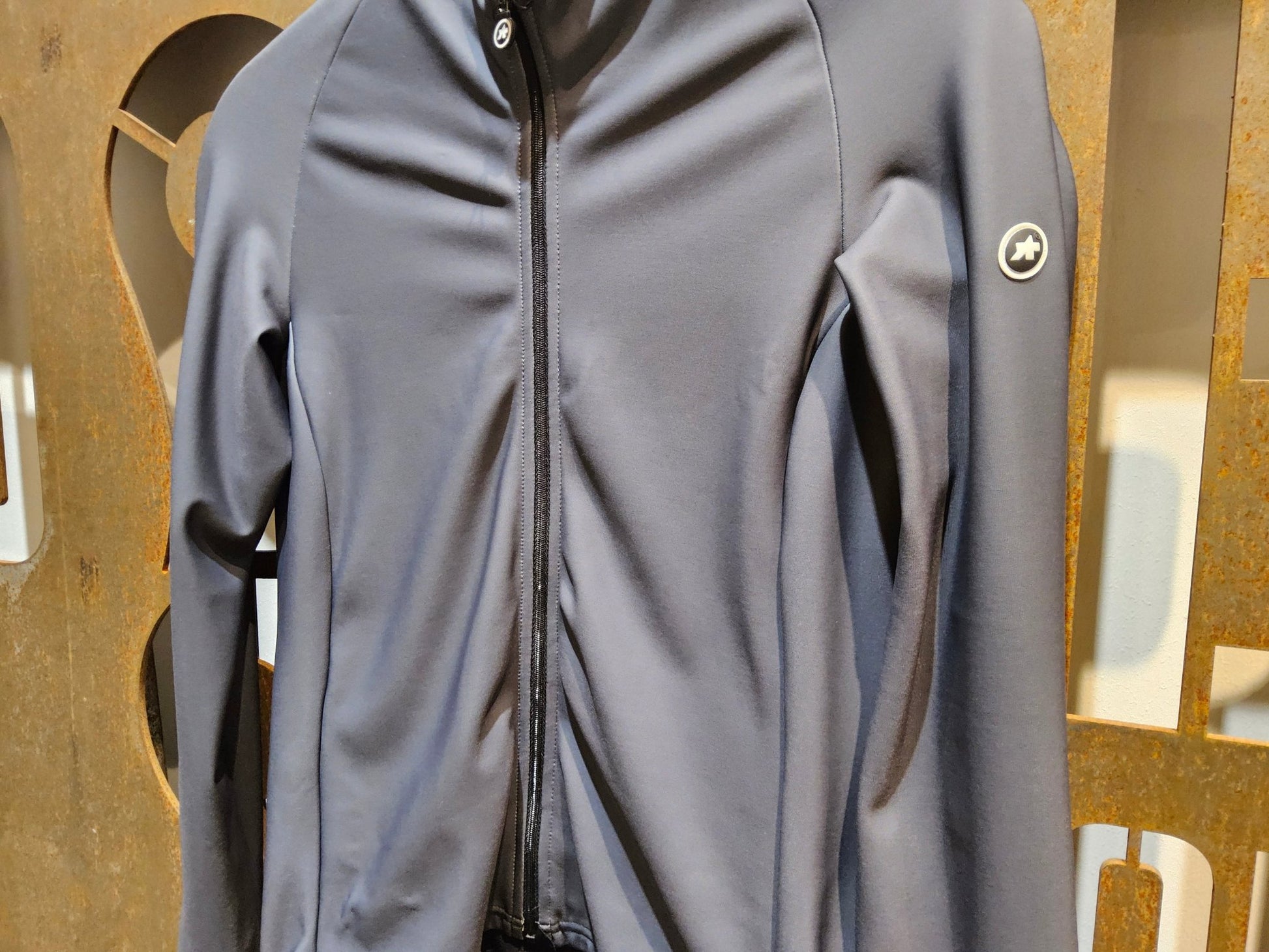Langarm Trikot Damen von Assos, ASSOS UMA GT SPRING FALL LS JERSEY / LANGARM TRIKOT / DAMEN / TORPEDO GREY in variant_title vor USEDBIKES - OB.DE Hintergrund