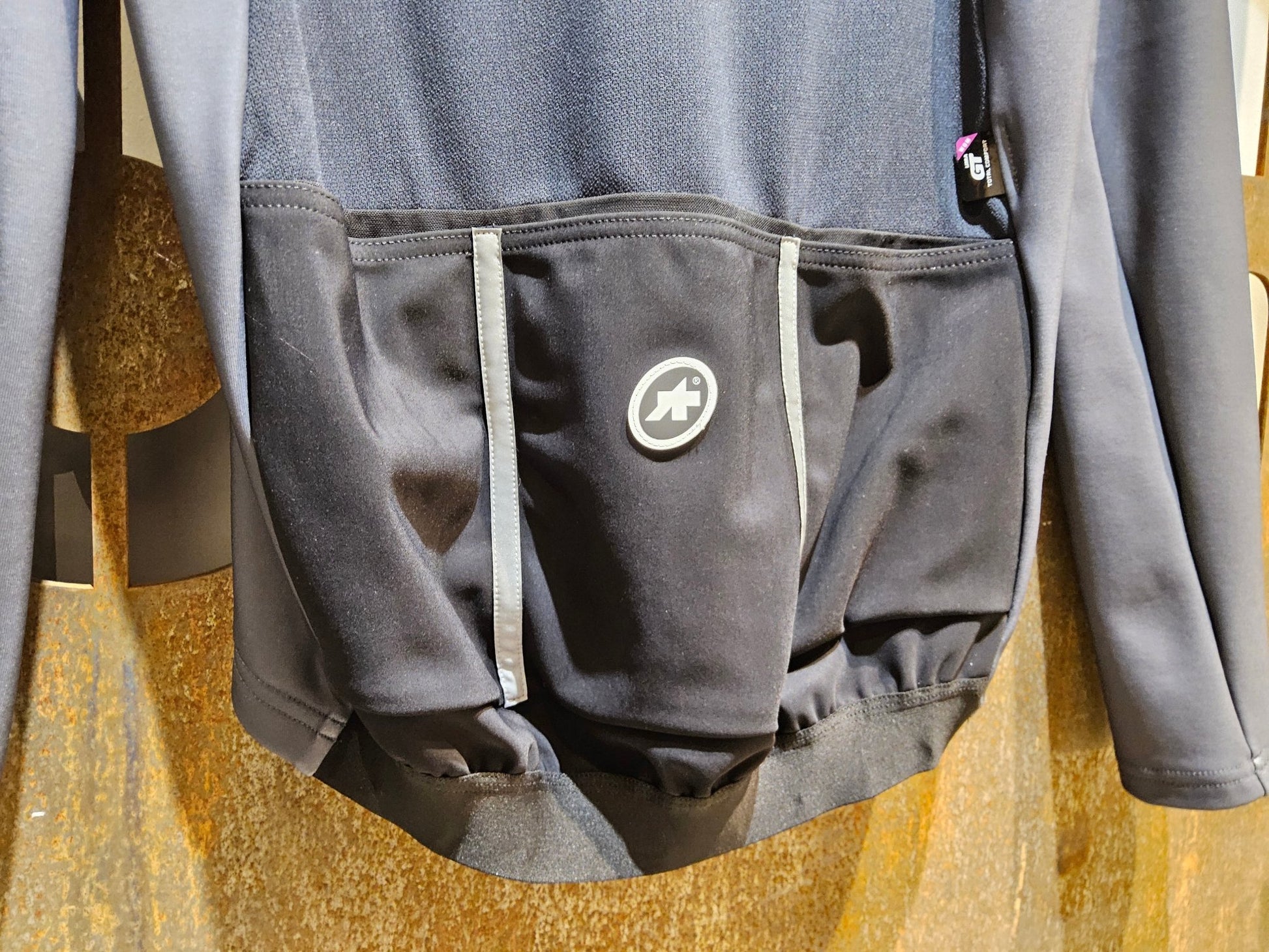 Langarm Trikot Damen von Assos, ASSOS UMA GT SPRING FALL LS JERSEY / LANGARM TRIKOT / DAMEN / TORPEDO GREY in variant_title vor USEDBIKES - OB.DE Hintergrund