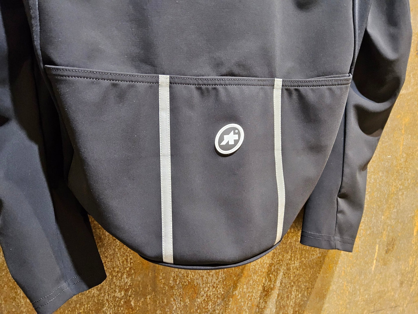 Winterjacken Damen von Assos, ASSOS UMA GT WINTER JACKET EVO / JACKE / DAMEN / BLACK SERIES in variant_title vor USEDBIKES - OB.DE Hintergrund