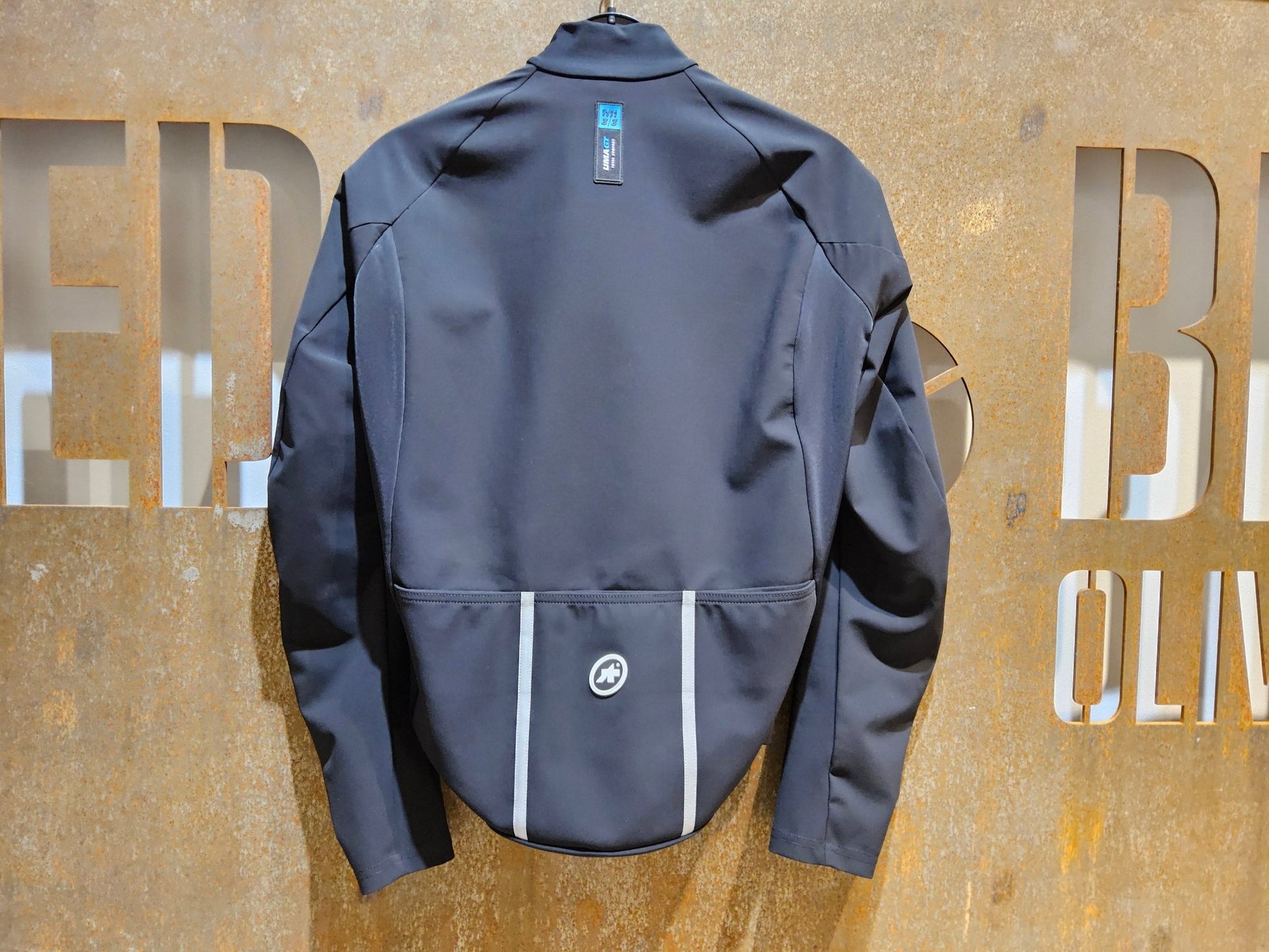 Winterjacken Damen von Assos, ASSOS UMA GT WINTER JACKET EVO / JACKE / DAMEN / BLACK SERIES in variant_title vor USEDBIKES - OB.DE Hintergrund