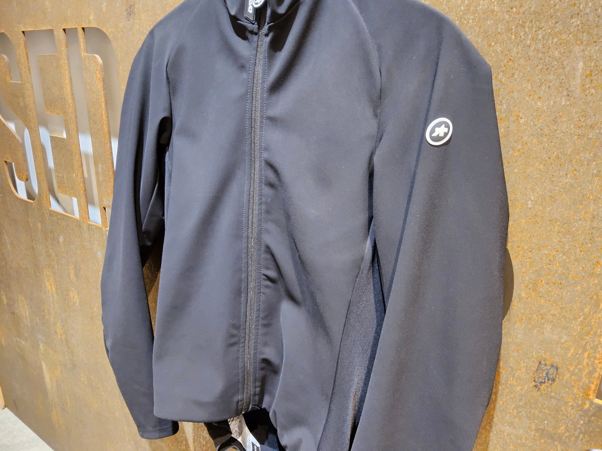 Winterjacken Damen von Assos, ASSOS UMA GT WINTER JACKET EVO / JACKE / DAMEN / BLACK SERIES in variant_title vor USEDBIKES - OB.DE Hintergrund