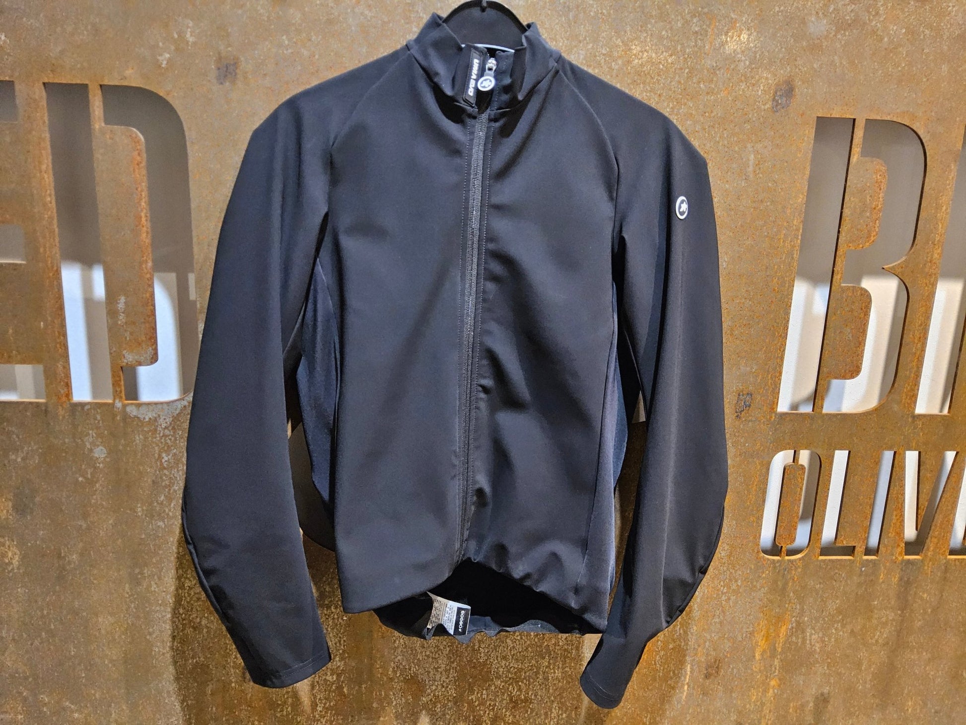 Winterjacken Damen von Assos, ASSOS UMA GT WINTER JACKET EVO / JACKE / DAMEN / BLACK SERIES in variant_title vor USEDBIKES - OB.DE Hintergrund