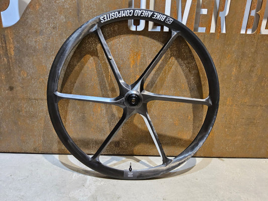 Laufrad/Laufradsatz von Bike Ahead Composites, BIKE AHEAD COMPOSITES BITURBO CROSS 29 MTB / GRAVEL BOOST LAUFRADSATZ vor USEDBIKES - OB.DE Hintergrund