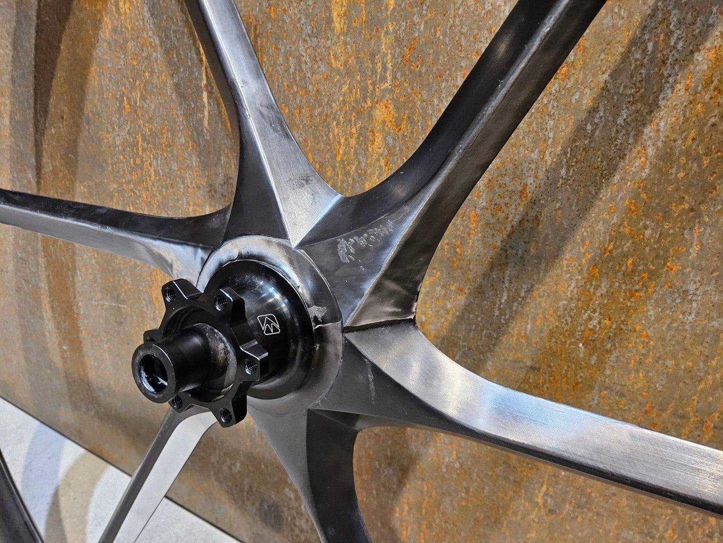 Laufrad/Laufradsatz von Bike Ahead Composites, BIKE AHEAD COMPOSITES BITURBO CROSS 29 MTB / GRAVEL BOOST LAUFRADSATZ vor USEDBIKES - OB.DE Hintergrund