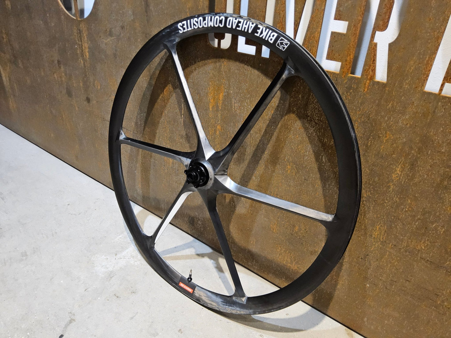 Laufrad/Laufradsatz von Bike Ahead Composites, BIKE AHEAD COMPOSITES BITURBO CROSS 29 MTB / GRAVEL BOOST LAUFRADSATZ vor USEDBIKES - OB.DE Hintergrund