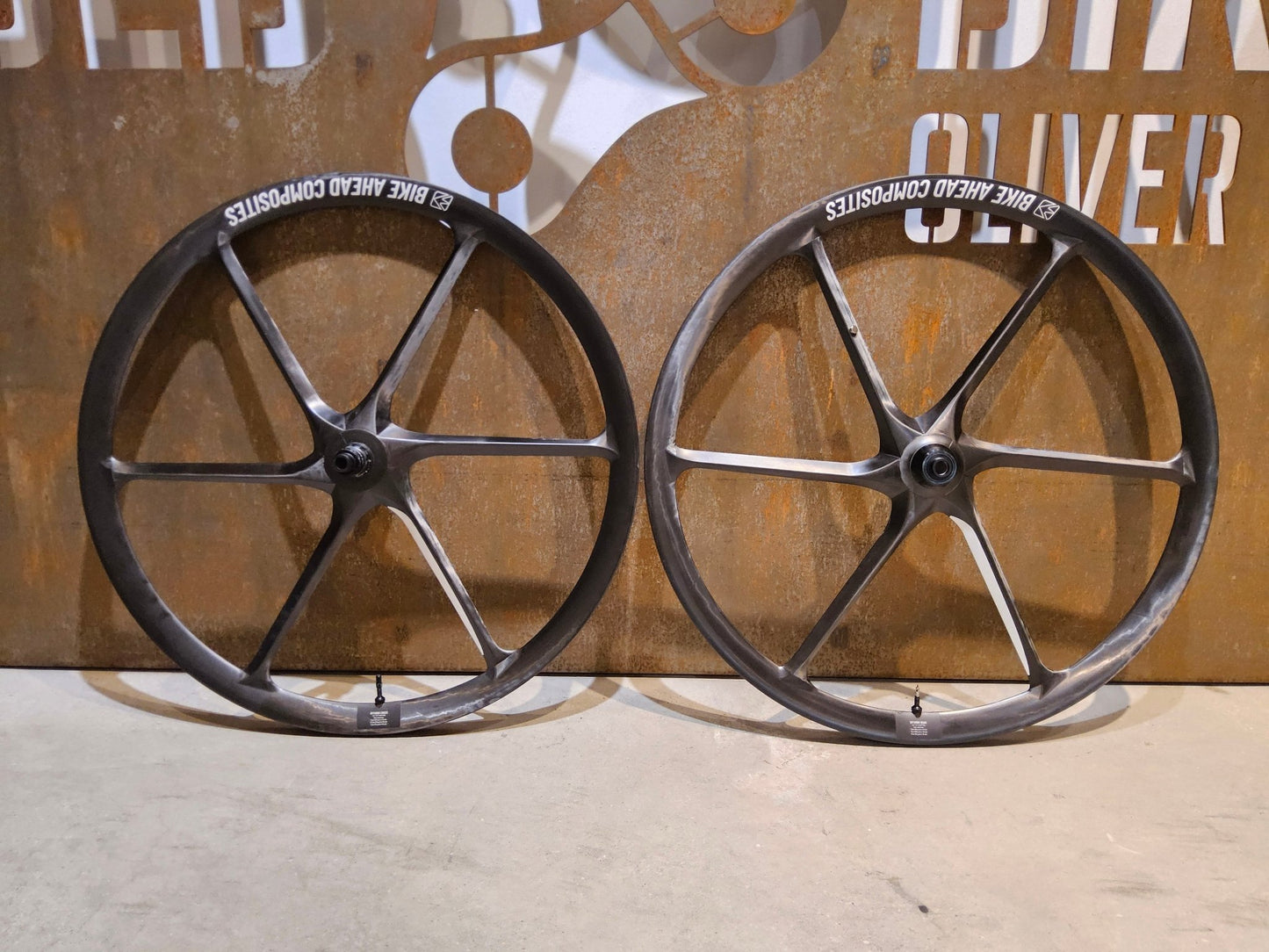 Laufrad/Laufradsatz von Bike Ahead Composites, BIKE AHEAD COMPOSITES BITURBO CROSS 29 MTB / GRAVEL BOOST LAUFRADSATZ vor USEDBIKES - OB.DE Hintergrund
