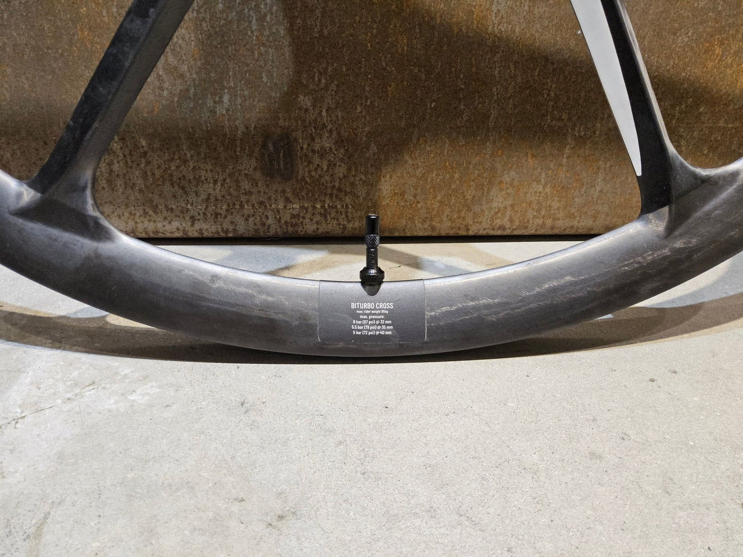 Laufrad/Laufradsatz von Bike Ahead Composites, BIKE AHEAD COMPOSITES BITURBO CROSS 29 MTB / GRAVEL BOOST LAUFRADSATZ vor USEDBIKES - OB.DE Hintergrund