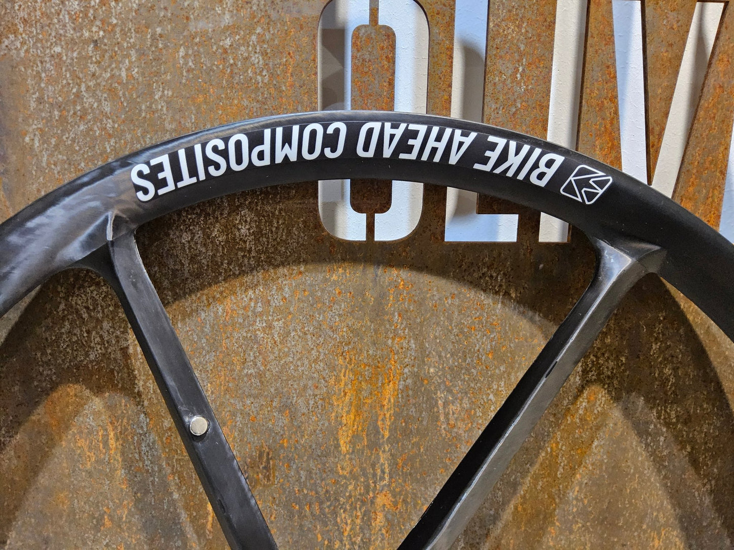 Laufrad/Laufradsatz von Bike Ahead Composites, BIKE AHEAD COMPOSITES BITURBO CROSS 29 MTB / GRAVEL BOOST LAUFRADSATZ vor USEDBIKES - OB.DE Hintergrund