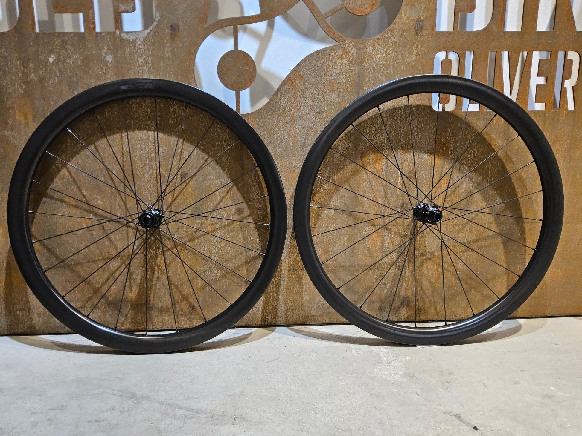 Laufrad/Laufradsatz von Bmc, BMC CG 39 CARBON LAUFRADSATZ DISC vor USEDBIKES - OB.DE Hintergrund