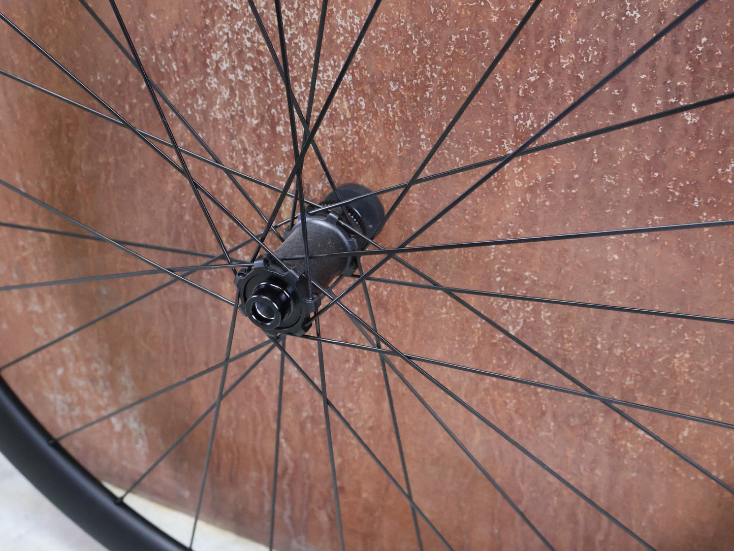 Laufrad/Laufradsatz von Bmc, BMC CRD - 321 CARBON LAUFRADSATZ DISC vor USEDBIKES - OB.DE Hintergrund