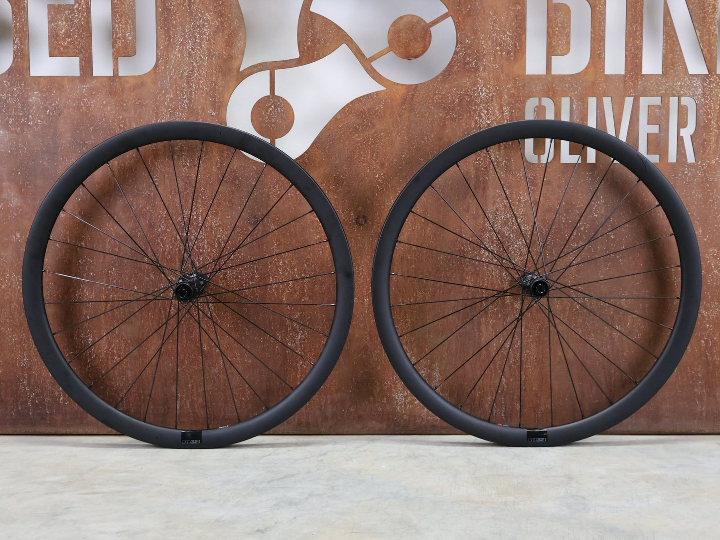 Laufrad/Laufradsatz von Bmc, BMC CRD - 321 CARBON LAUFRADSATZ DISC vor USEDBIKES - OB.DE Hintergrund