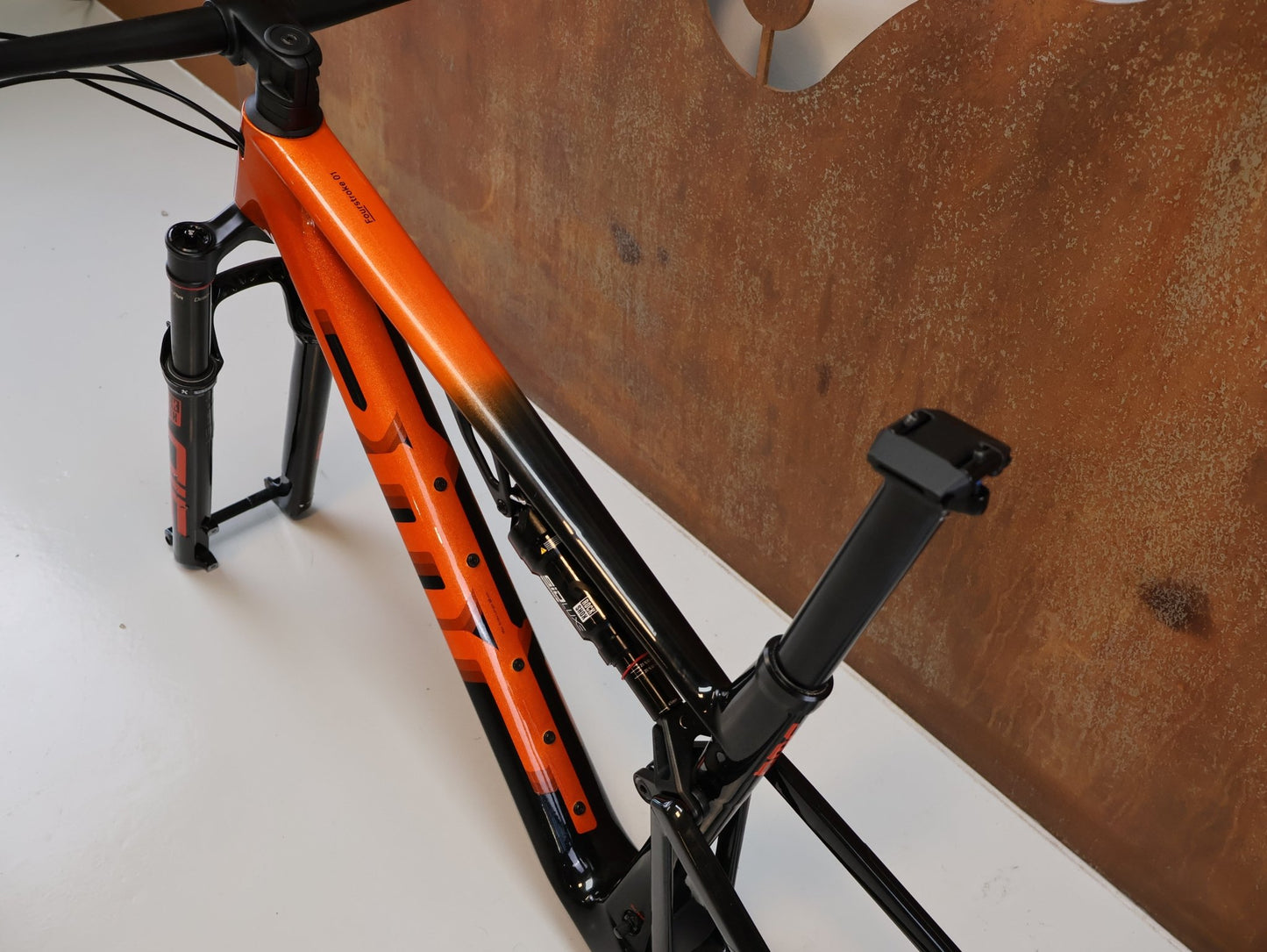 Mountainbikerahmen von BMC, BMC FOURSTROKE 01 ONE / XC FULLY RAHMENSET / GR. S / ROCKSHOX SID vor USEDBIKES-OB.DE Hintergrund